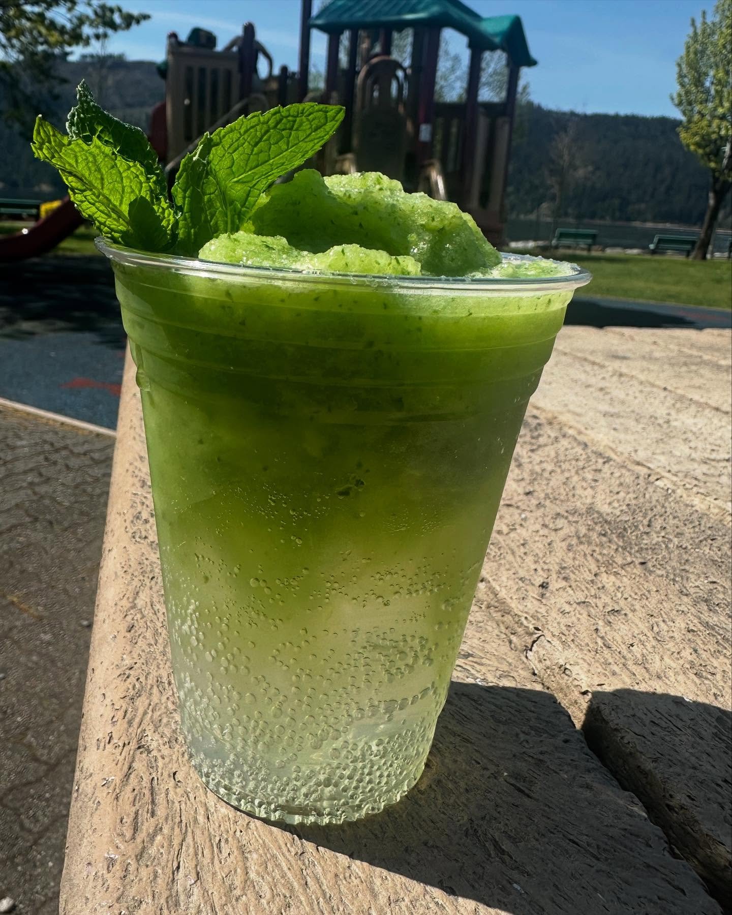 Check out our new feature!! And sooooo refreshing ! 
Our feature refresher is a combination of cucumber, mint and lime blended up then topped up with @sipsapsucker lime sparkling water