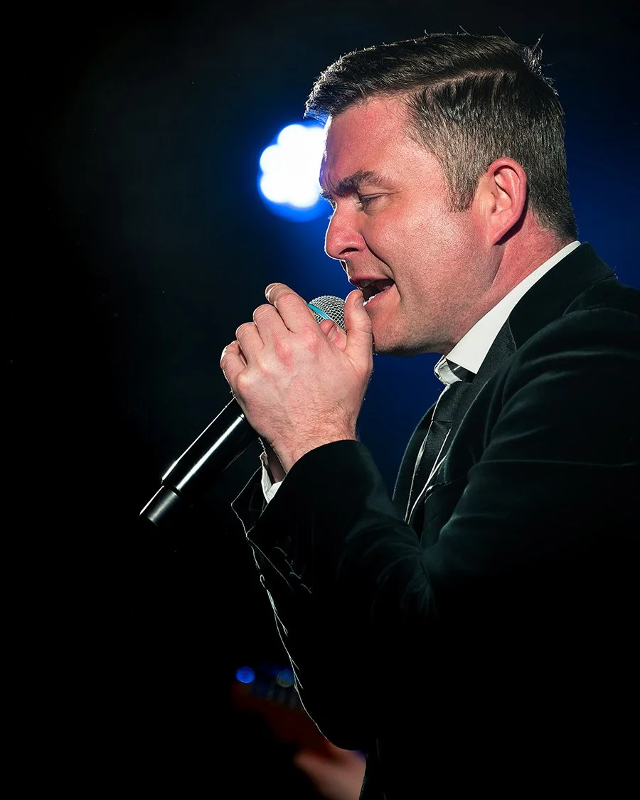 Michael English singing live at The Bannville
