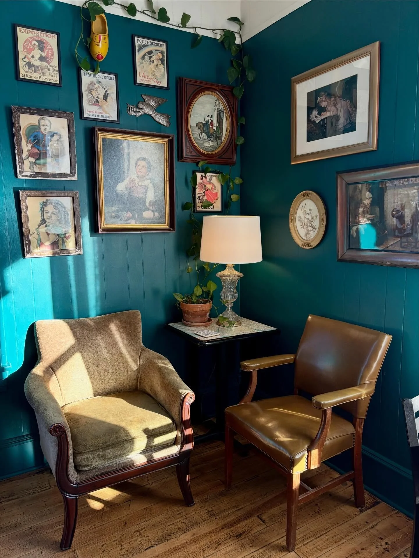 Have you visited our caf&eacute; yet? We are loving the moody vibe! Come enjoy it with us!