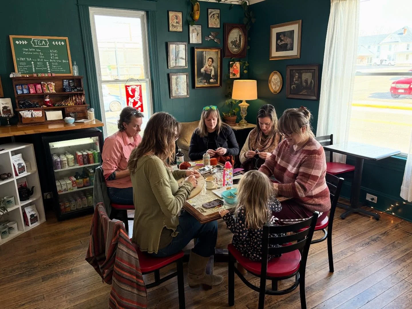 We love a group of people crafting together in our cafe! 🧶☕️📚