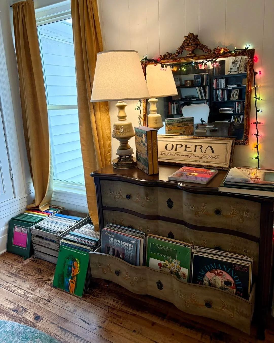 This cozy Sunday is perfect for sipping coffee and slowly moving through our record collection. ☕️ 📚🎶