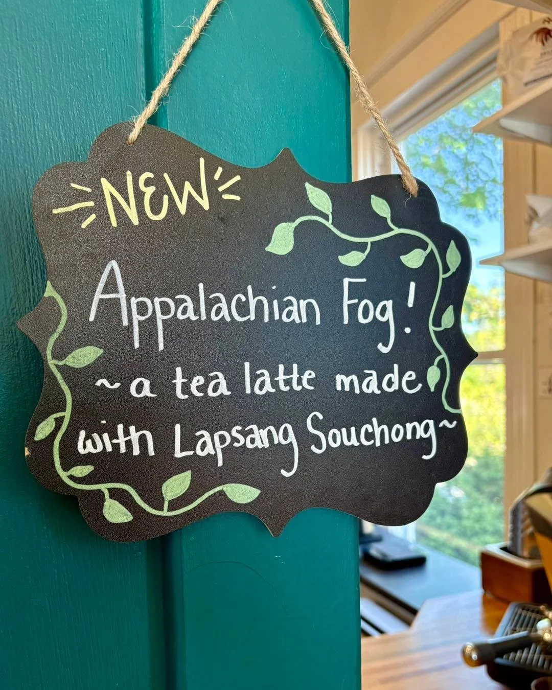 This weather, while perhaps too warm, has us reminiscing about summer. Are you also thinking of camping, swimming and eating tomatoes? Our new tea latte is a campfire in a cup! ⛺️ 🔥🌱