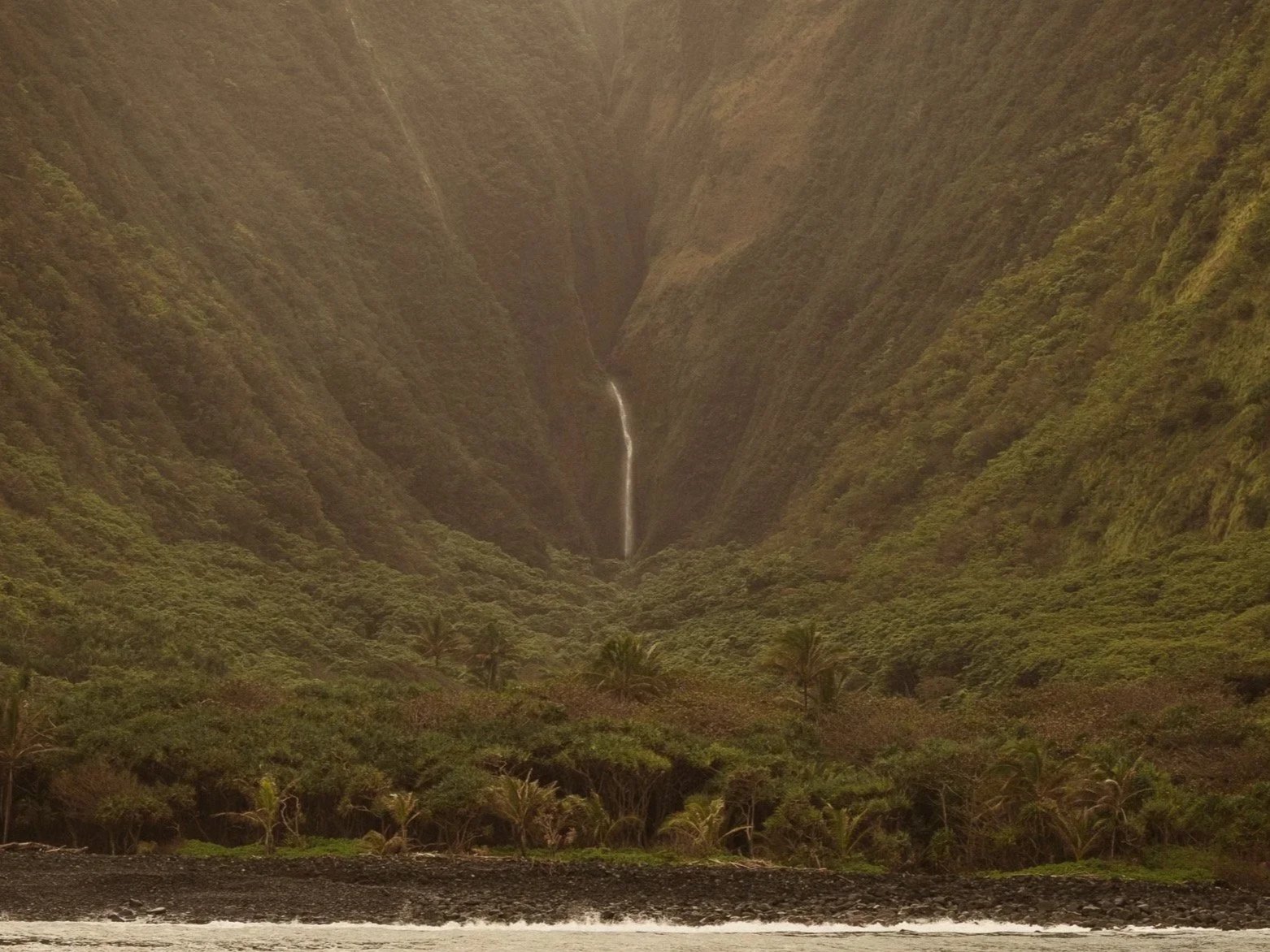 bigisland-waterfall-canyon.jpg