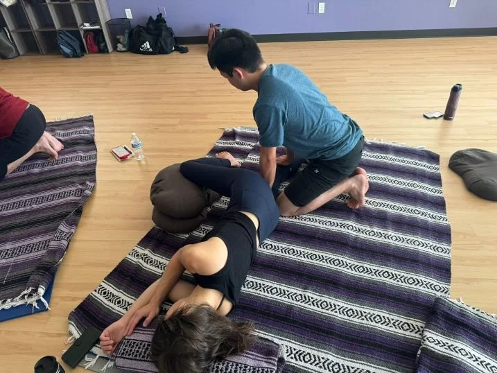 Yuzuki pressing along sen lines down classmate's leg side lying