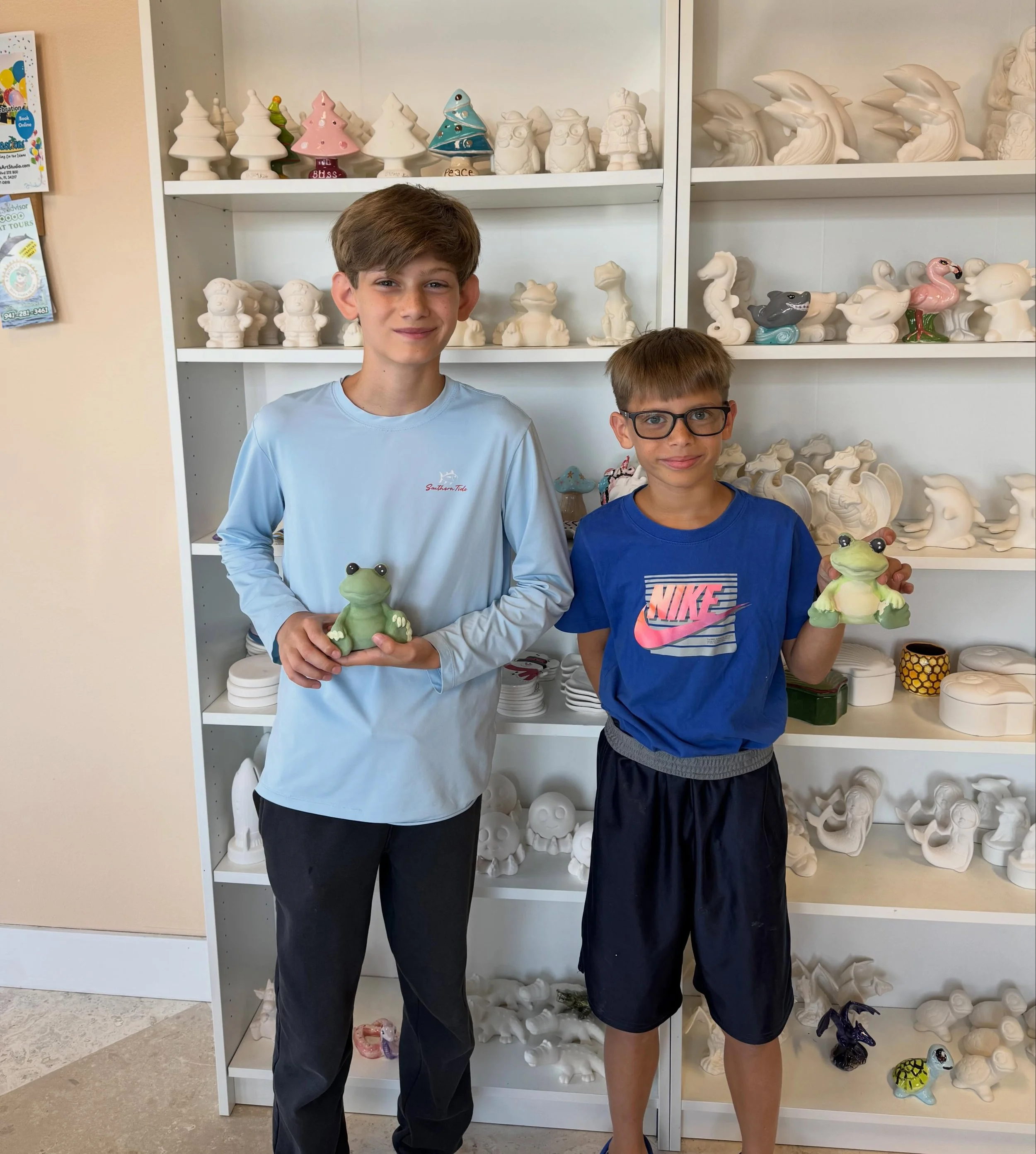 These two painted matching frogs! So cool, they turned out wonderful! 🐸💚 #paintyourownpottery #ami #ceramics #potterypainting