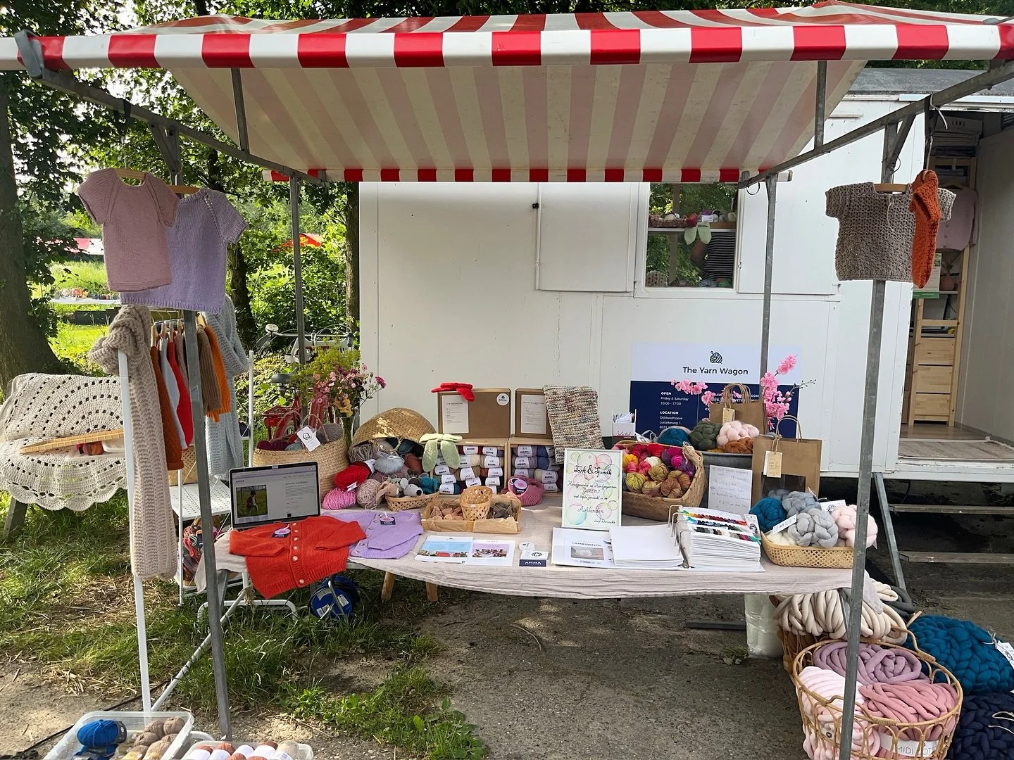 🧶✨ Kom langs bij onze kraam op de markt Smaak &amp; Makers Streekmart 30 Juli op de Grote Kerkplein in Zwolle en ontdek onze drie lokale labels die breien nieuw leven inblazen:

🧵 Stichting Amma Knitwear &ndash; handgebreide kleding en accessoires,