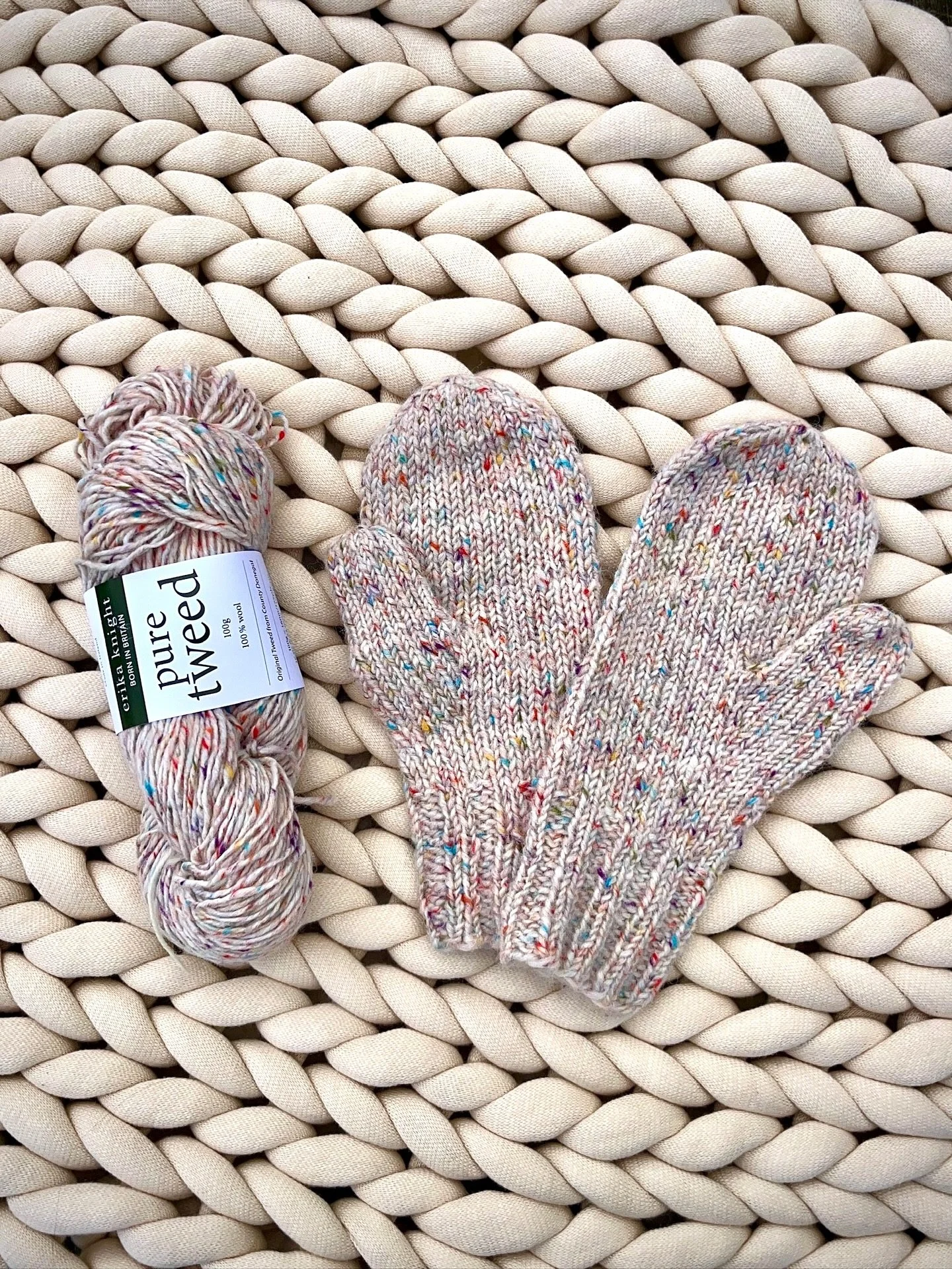 🧶 Gemaakt met liefde &mdash; en een vleugje tweed charme ✨
Deze wanten zijn gebreid met Pure Tweed van @erikaknightyarns &mdash; een prachtig, rustiek garen uit Donegal, Ierland. Licht maar stevig, luchtig maar vol karakter. Een garen dat echt leeft