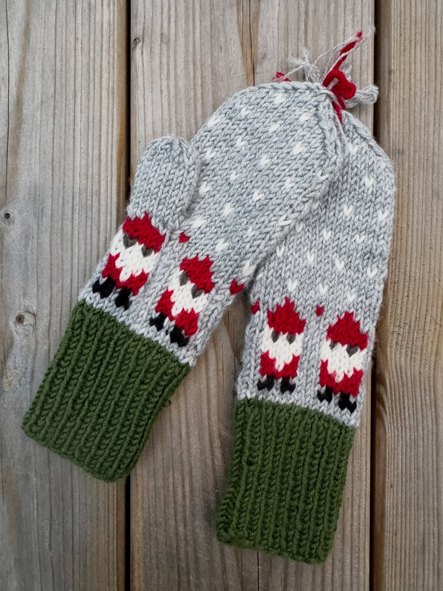 The sweetest Christmas gloves! Just got these in from our original Amma Knitter Marleen. &hearts;️🎄💚 available for pick up tomorrow at @theyarnwagon 🥰

100% merino wool
Size 3-5 years

&euro;19,95 (incl. VAT)