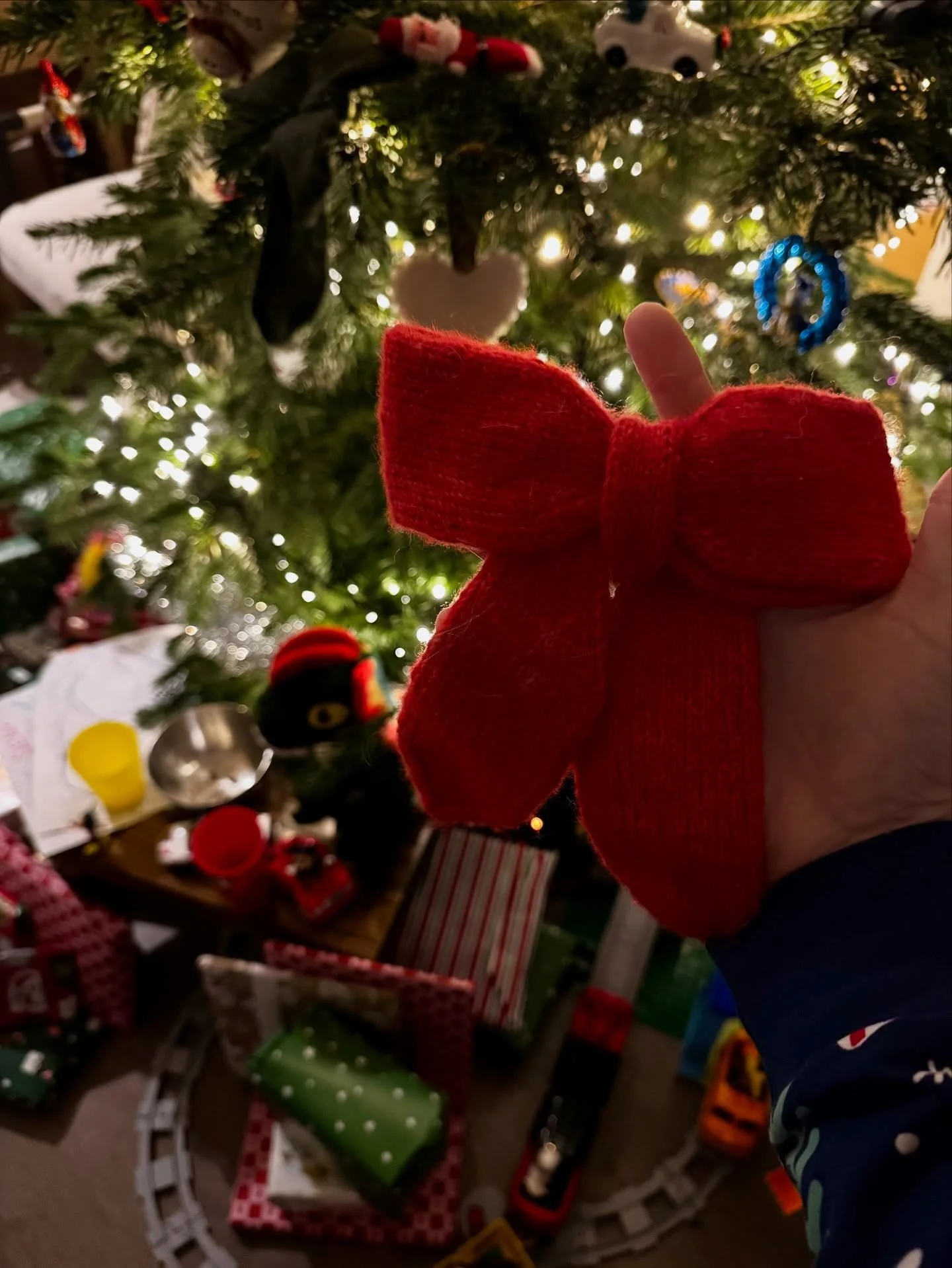 Presents ready, cookies eaten, kids sleeping 🎄 and smiling with a full heart. What a beautiful year shared together. Wishing everyone a restful, joyful and embraced Christmas! ✨ BIG HUGS from Amma Knitwear 🤗

Featuring the Amma Festive Bow 🎀💝 des