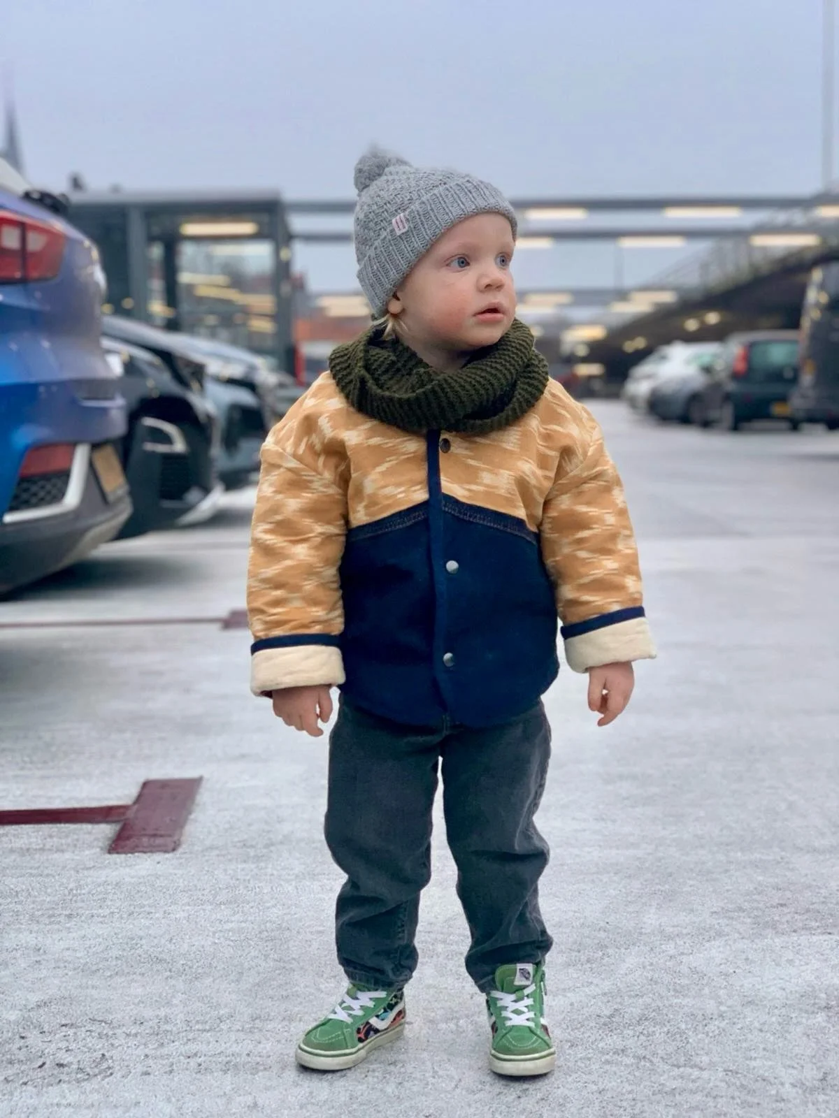 Dagje in Deventer! 💚🩵💜

Here&rsquo;s skater-boy 🛹 Atlas wearing his new up-cycled @atelier.nuna jacket paired with his Amma Knitwear merino wool  #snugglycowl and #mountainbeanie both hand-knit by the product knitting team of Amma Knitwear 🥰

Wh