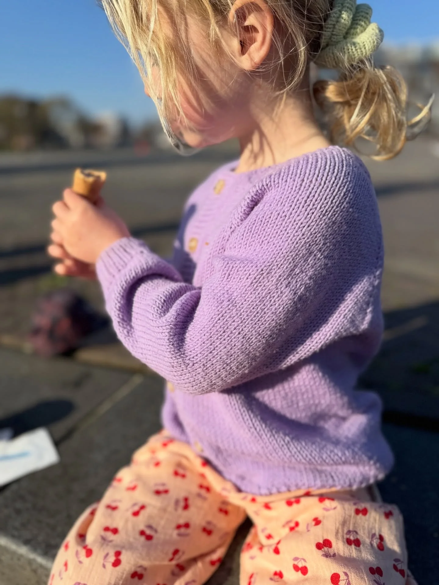 The Amma Kids Cardigan 💜
 
This cardigan is perfect for days like this. Still freshness in the air, but the winter jacket days are over. ☀️ Super soft to the touch as it&rsquo;s made with 100% merino wool. 

Sena is wearing size 98/104 in the color 