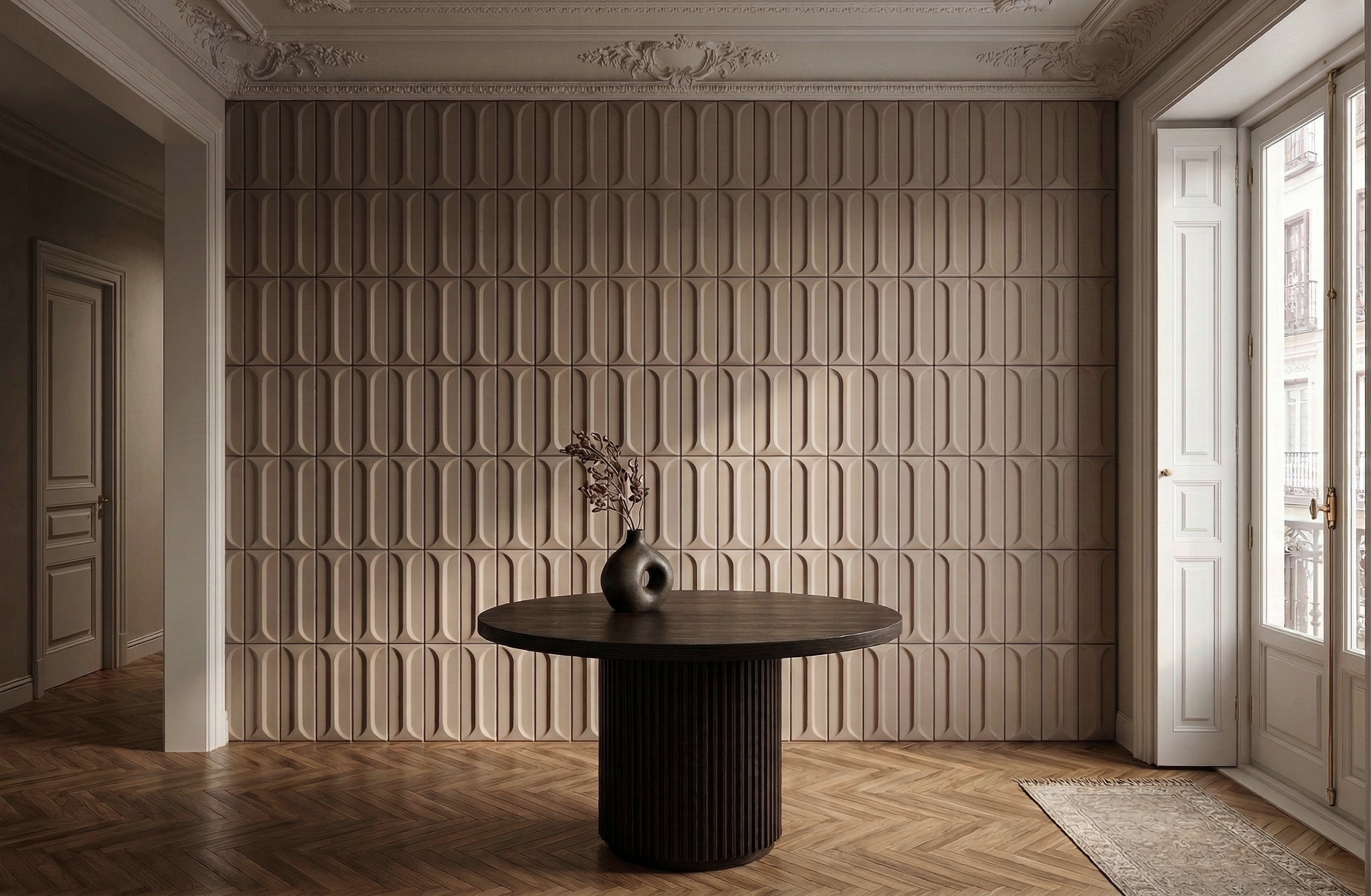 Interior minimalista de restaurante con paredes rosadas con textura geométrica, mobiliario de madera clara, mesa redonda con platos y tazas, gran ventana con vista a la calle y plantas en macetas.