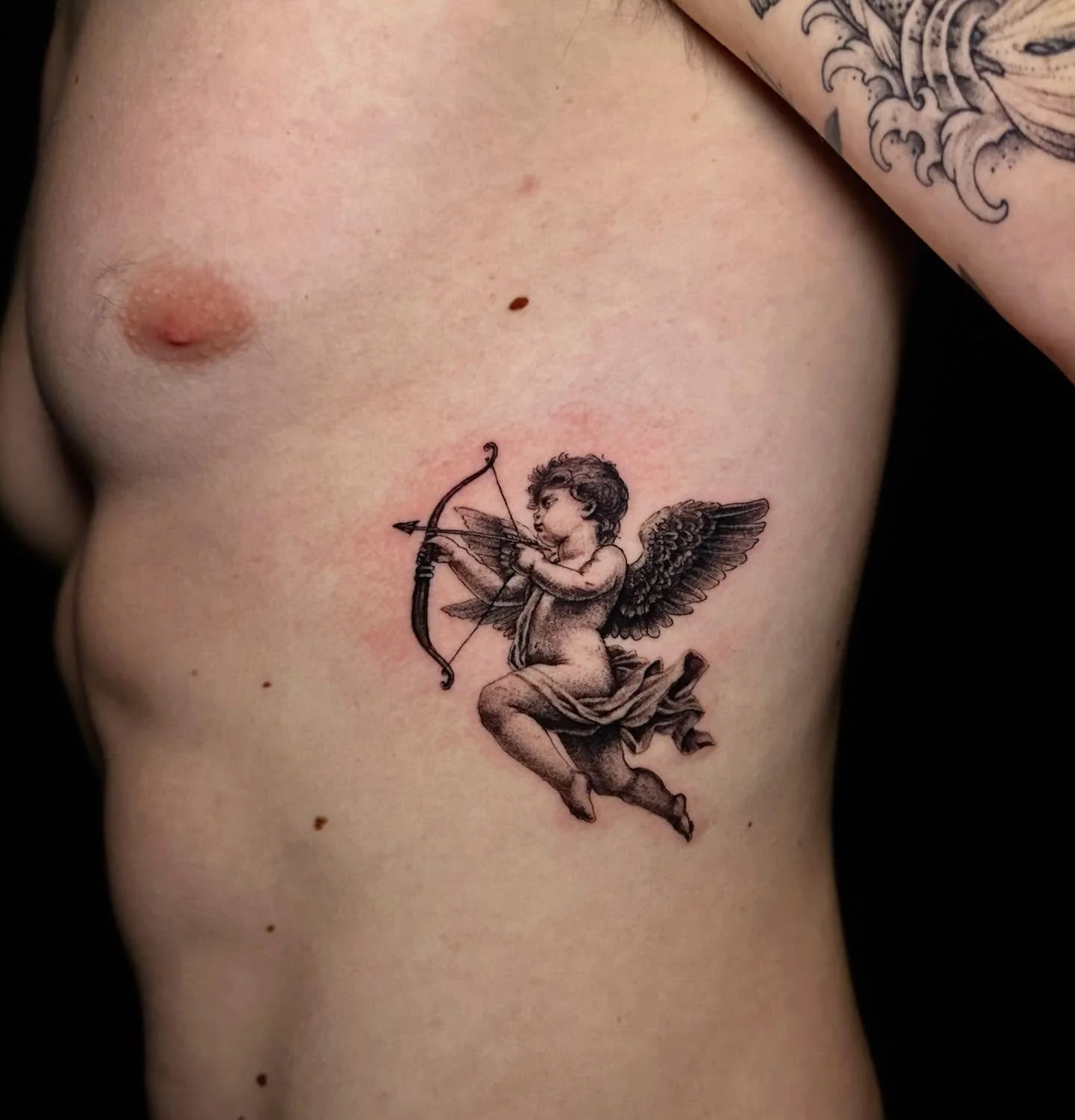 🪽Cherub Cupid in black and grey. #easytigerslc
.
.
#slctattooartist #finelinetattooartist #slctattoo #utahtattooartist #cherubtattoo #cupidtattoo #blackandgreytattoos