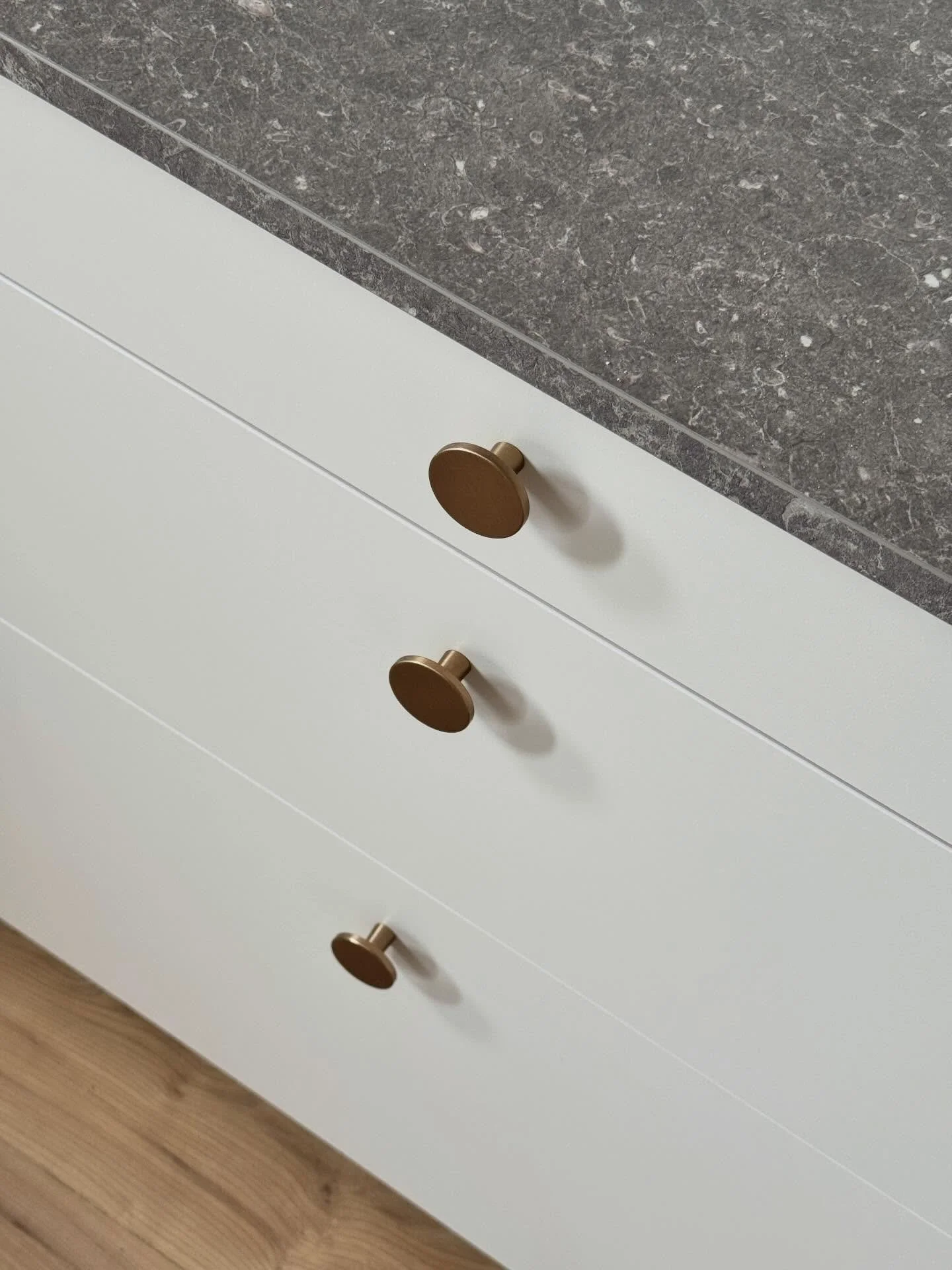 D&eacute;tails de la nouvelle cuisine de l&rsquo;ancien &laquo;&nbsp;appart&rsquo; du boulanger&nbsp;&raquo; enti&egrave;rement transform&eacute;. Le chantier se termine, fin f&eacute;vrier comme pr&eacute;vu. Bient&ocirc;t, toutes les photos&hellip;