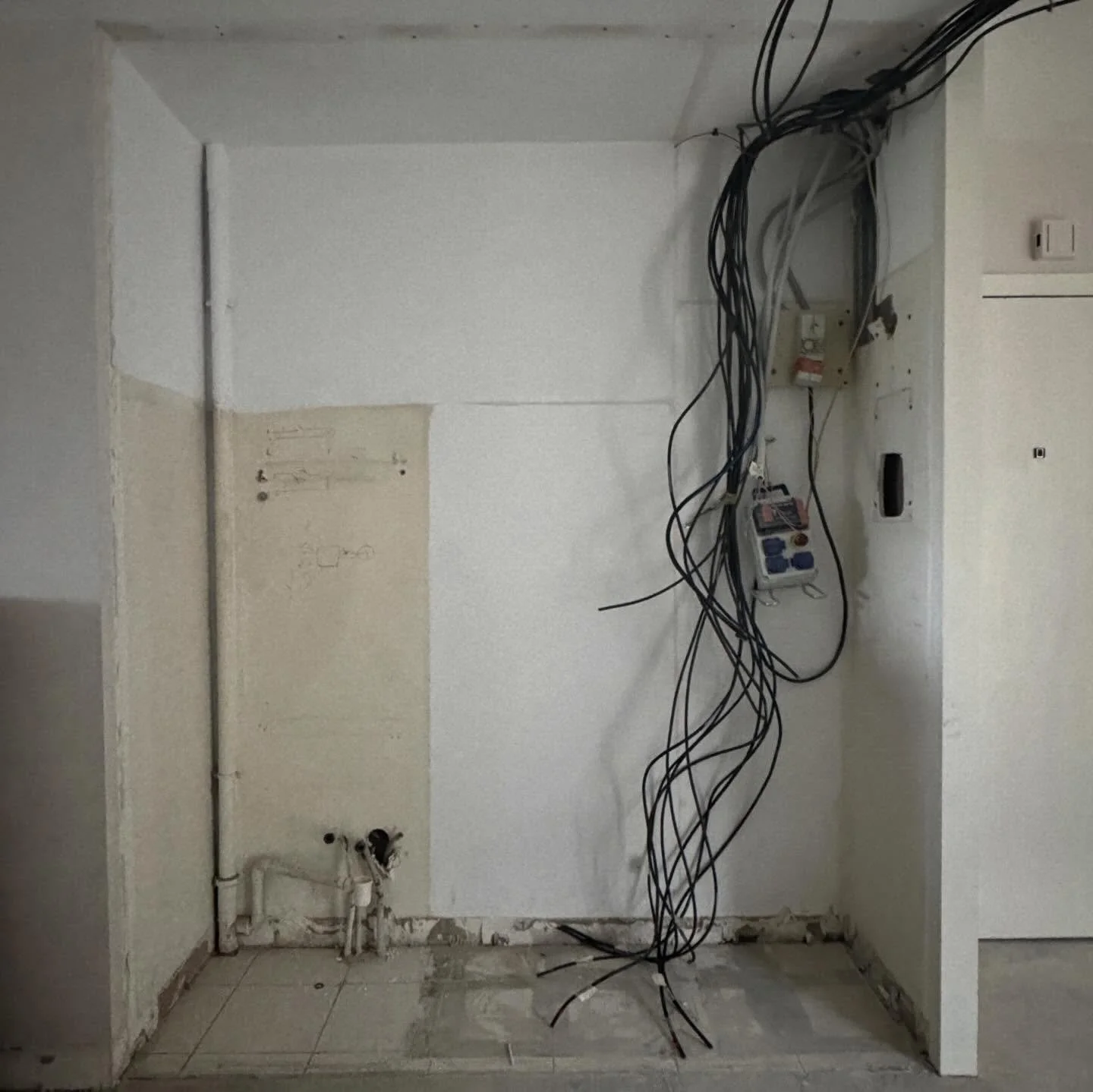 Entre les &laquo; avant &raquo; un peu tristounets
et les &laquo; apr&egrave;s &raquo; bien instagrammables&hellip;

&hellip; il y a la vraie vie d&rsquo;un chantier de r&eacute;no 😁🤍

Des journ&eacute;es enti&egrave;res pass&eacute;es dans l&rsquo