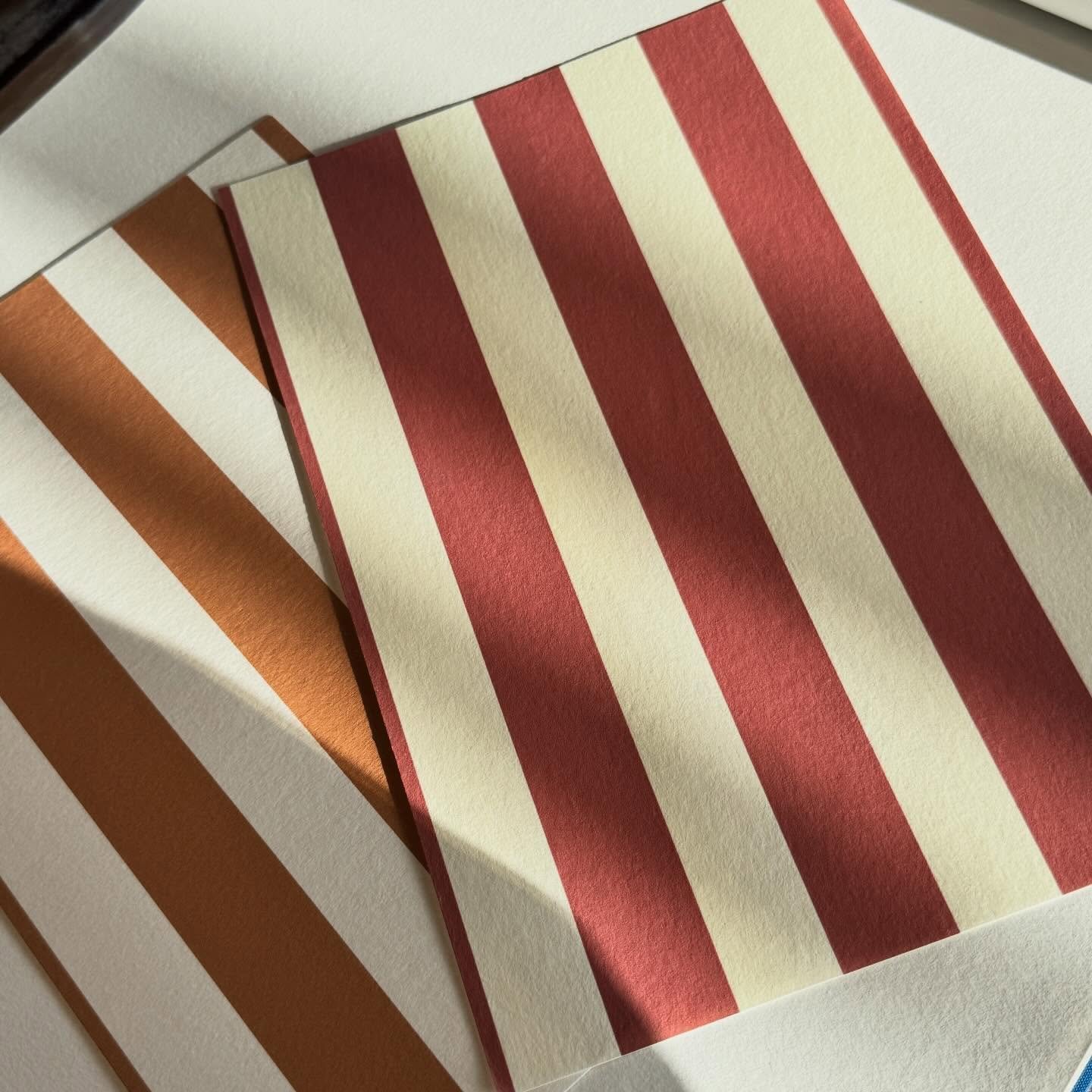 Pr&eacute;-s&eacute;lectionner des papiers peints, pour des projets compl&egrave;tements diff&eacute;rents, mais avec autant de plaisir. Chez @bleu_olona . 🫶🏻