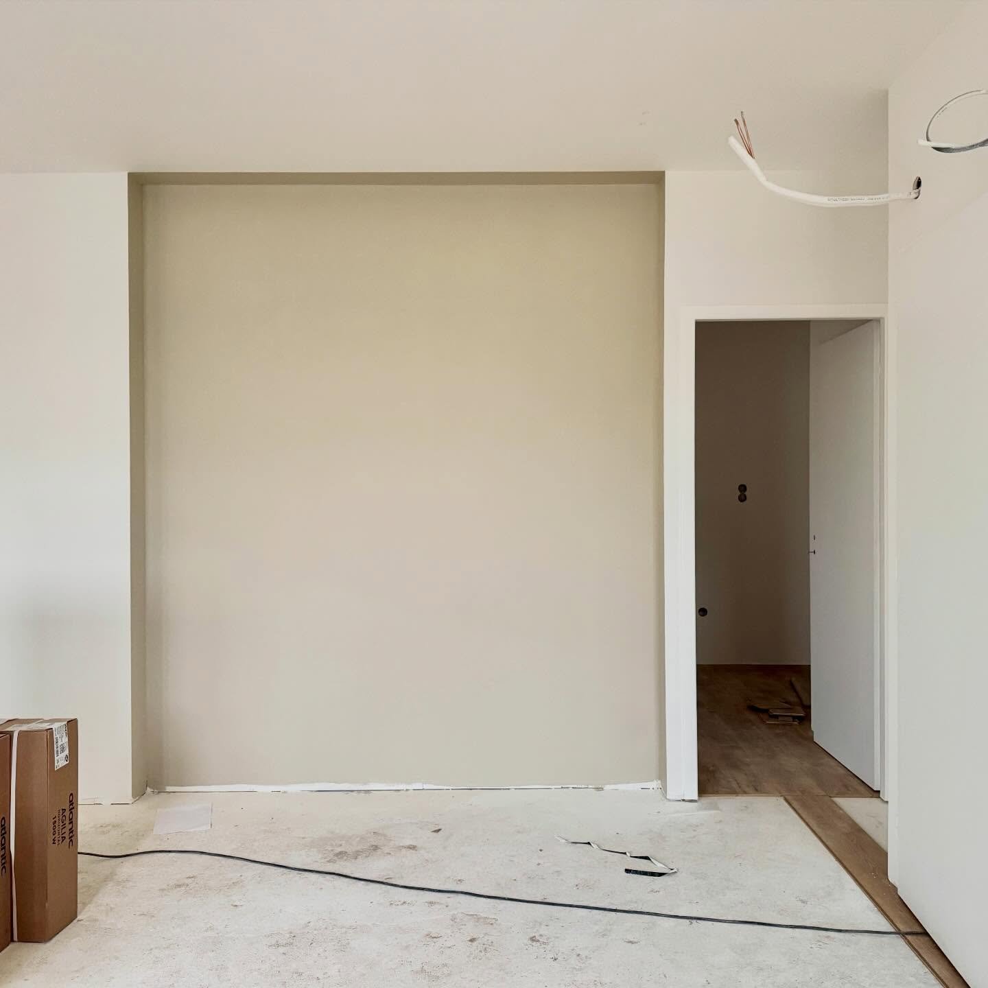 [Projet MEUNIER] L&rsquo;&eacute;tage, lui, est d&eacute;j&agrave; presque pr&ecirc;t. Presque&hellip; 😉 Le rev&ecirc;tement de sol est en cours. D&rsquo;ici quelques jours : pose des &eacute;quipements sanitaires (vasques, robinetterie,&hellip;) et