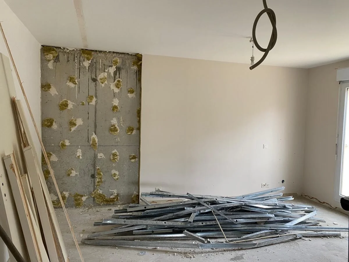 [Projet LIBERTE] Curage en cours&hellip; #timetogetnaked #reboot 

📷 et 👷&zwj;♀️🤝 : @delphine_renovationman . (Merci)