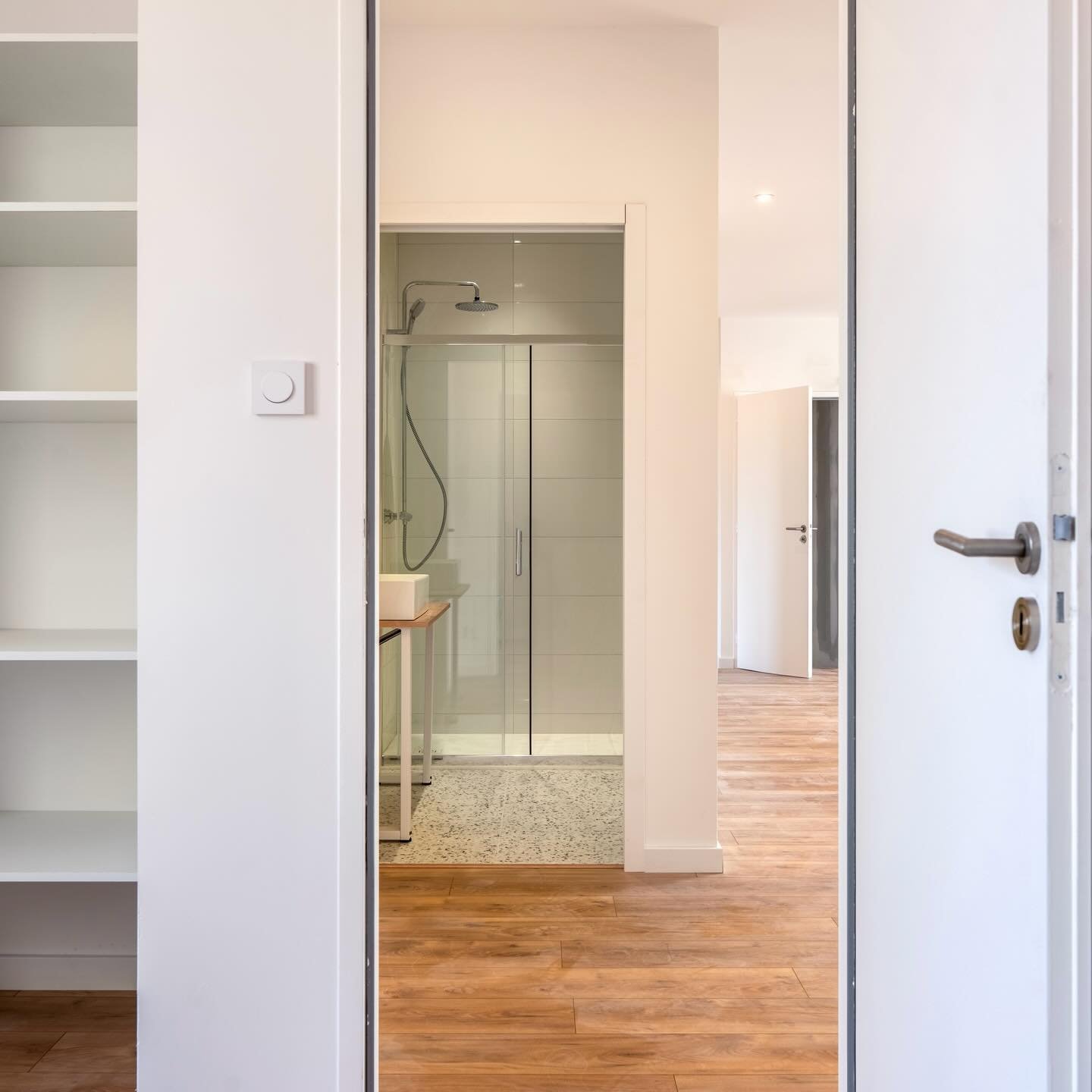 L&rsquo;&eacute;tage de l&rsquo;ancienne boulangerie est presque finie. Il reste encore 2-3 choses, mais on y est presque. C&rsquo;est une r&eacute;no de clients qui font de l&rsquo;achat/revente, donc l&rsquo;appartement va bient&ocirc;t &ecirc;tre 