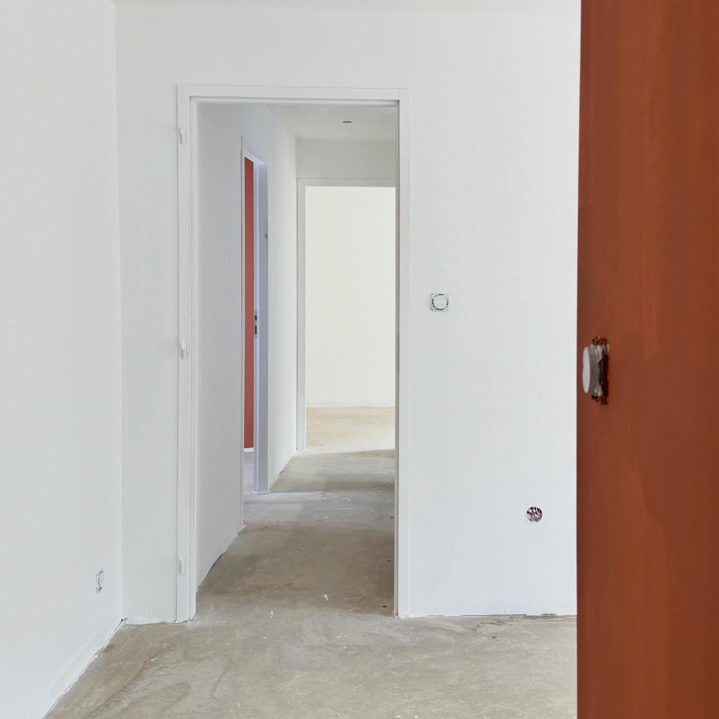 Peintures en cours par ici. Juste la 1&egrave;re couche de couleur. &Ccedil;a prend vie ! A suivre&hellip;