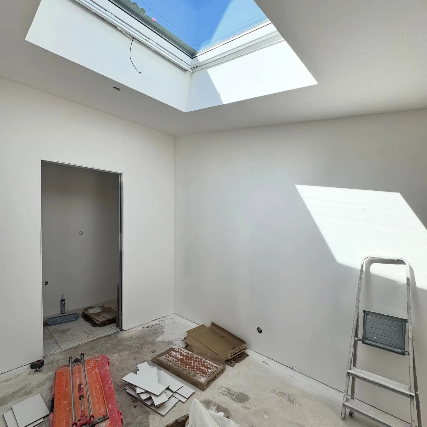 La transformation de l&rsquo;ancienne boulangerie (RDC cette fois-ci) avance bien aussi. Ce niveau est moins avanc&eacute; que son &eacute;tage car il y avait tous les r&eacute;seaux &agrave; refaire (&eacute;vacuation des eaux des 2 niveaux). Je vou