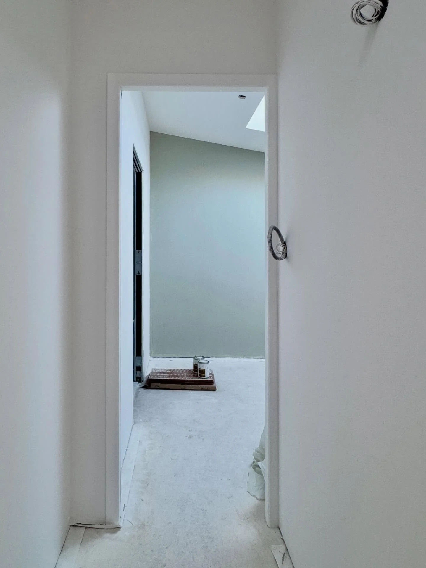 Swipez pour voir l&rsquo;&eacute;volution 😉. Les deux photos sont prises pendant&nbsp;le chantier &agrave; quelques mois d&rsquo;intervalle. Ancienne boulangerie en cours de transformation (T4 de 100 m2). 😊