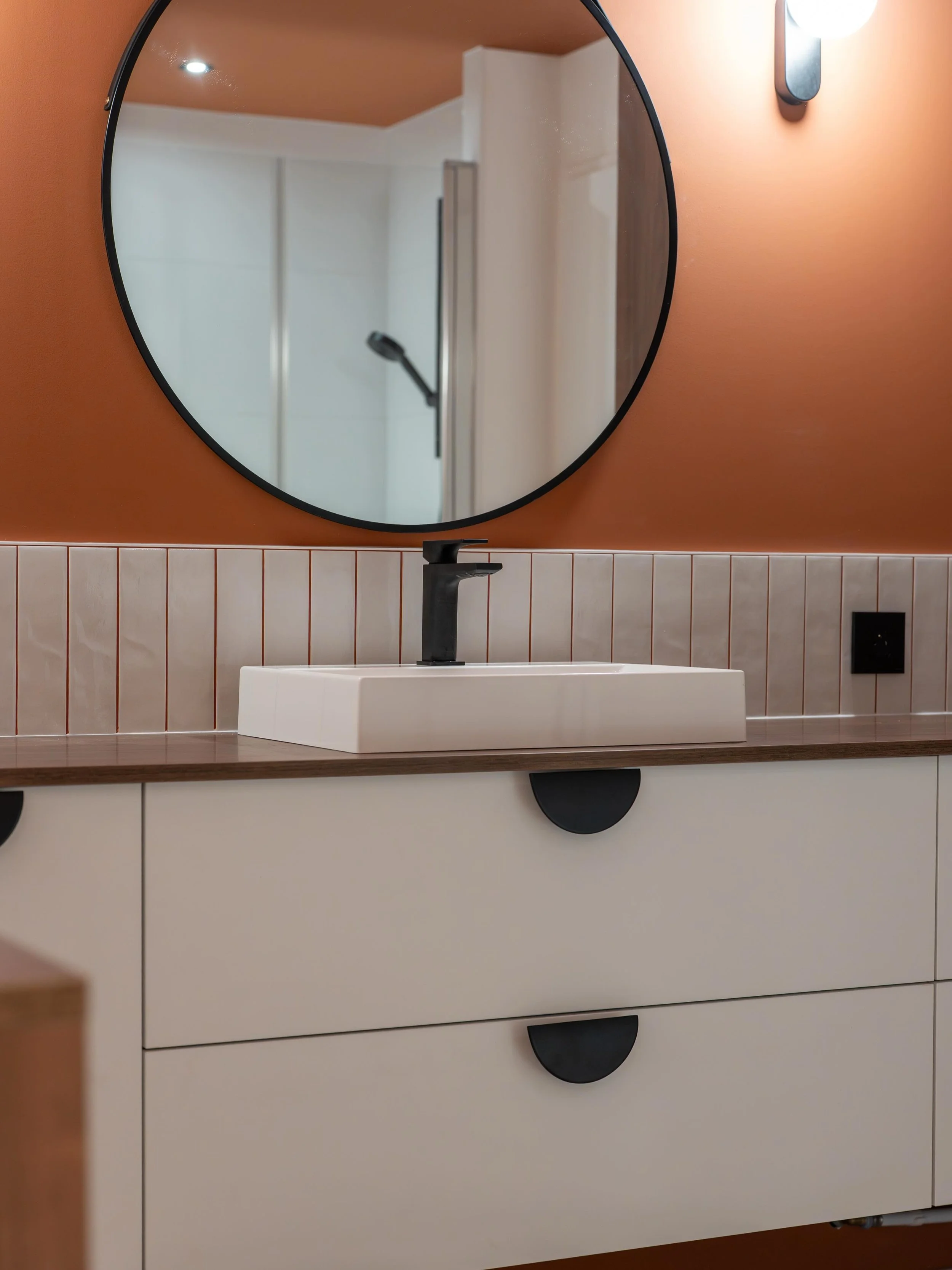 Oui, dans cette salle de bain, j&rsquo;ai os&eacute; : 1) le plafond peint dans la m&ecirc;me teinte que le mur, 2) le carrelage &agrave; cabochons, et 3) les bonnes grosses poign&eacute;es noires. 

Comme c&rsquo;est une salle d&rsquo;eau qui inclut