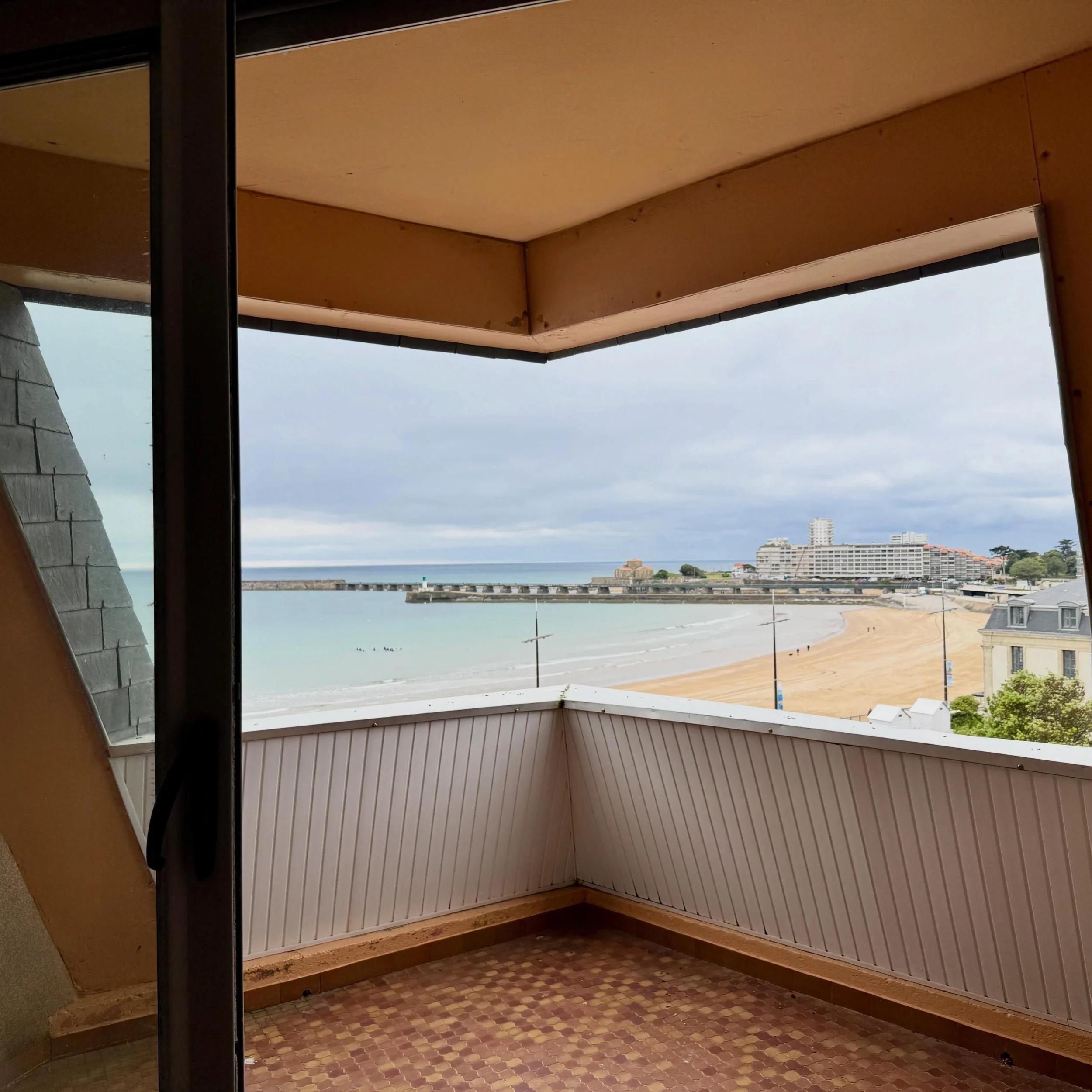 Un nouveau projet est arriv&eacute; chez Murmure ✨

Direction la place du tribunal, aux Sables d&rsquo;Olonne, pour la r&eacute;novation compl&egrave;te d&rsquo;un studio avec une vue incroyable sur la baie 🌊

L&rsquo;enjeu ? Transformer une petite 