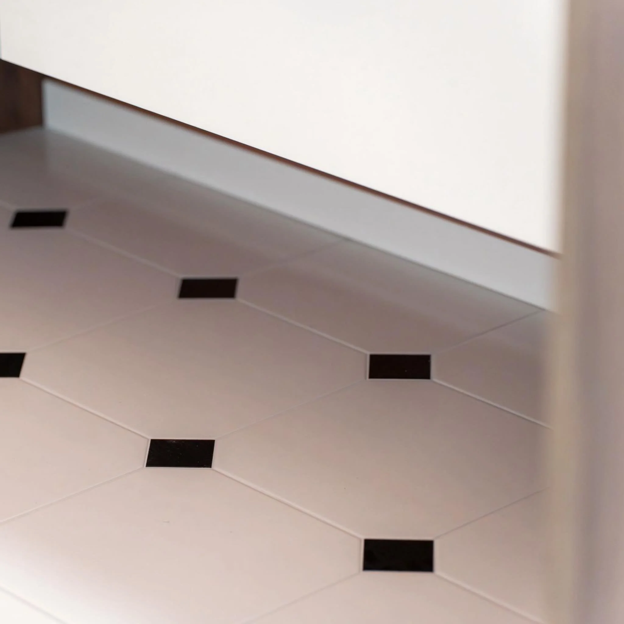 Beaucoup &eacute;taient sceptiques que je remette des carreaux &agrave; cabochons, et finalement tout le monde &eacute;tait d&rsquo;accord en fin de chantier : &ccedil;a rend troooop bien 🤩 !