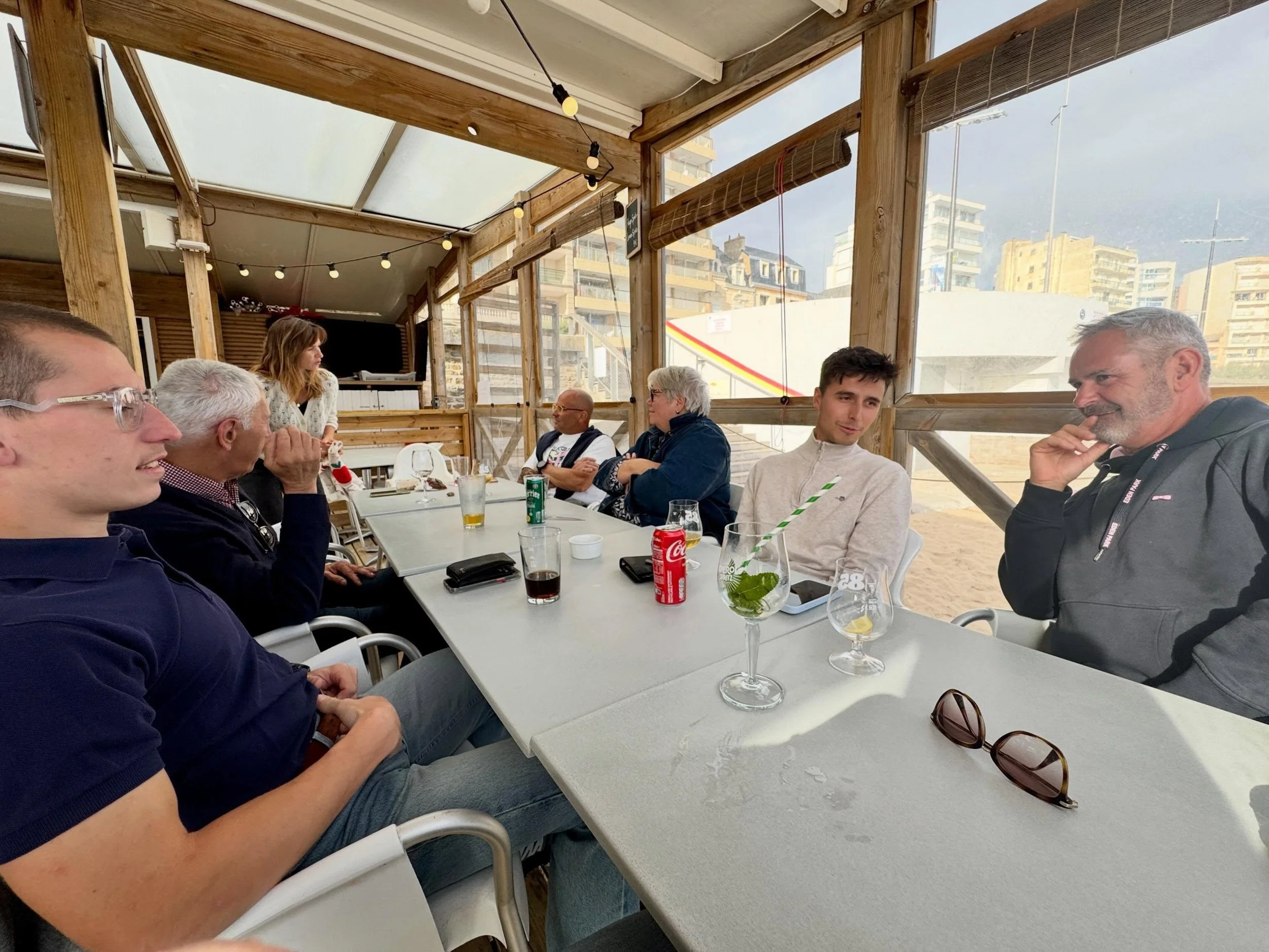 🍹 Pot de fin de chantier avec les chefs d&rsquo;entreprises et les clients, les pieds dans le sable au @le_ptitbar . Tous tr&egrave;s satisfaits d&rsquo;un chantier hyper fluide et d&rsquo;un tr&egrave;s bel int&eacute;rieur r&eacute;nov&eacute;. 🤍