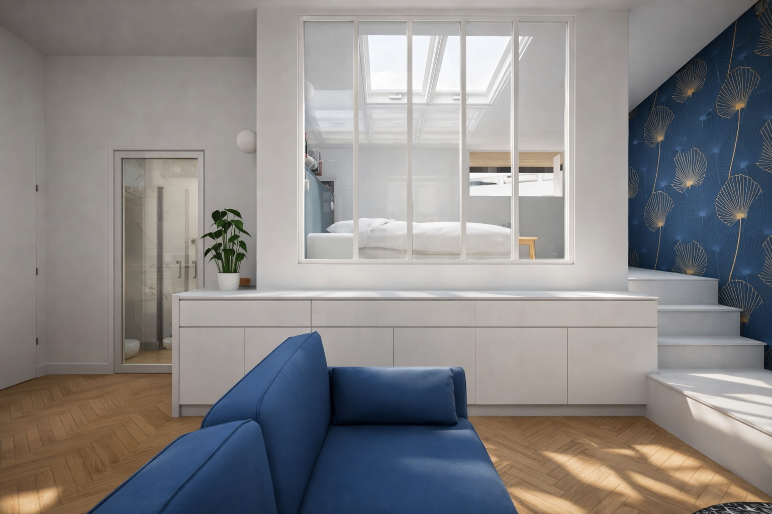 Salon moderne avec canapé bleu, mur à motifs bleu et doré, escalier blanc avec paillettes, porte blanche et décoration minimaliste