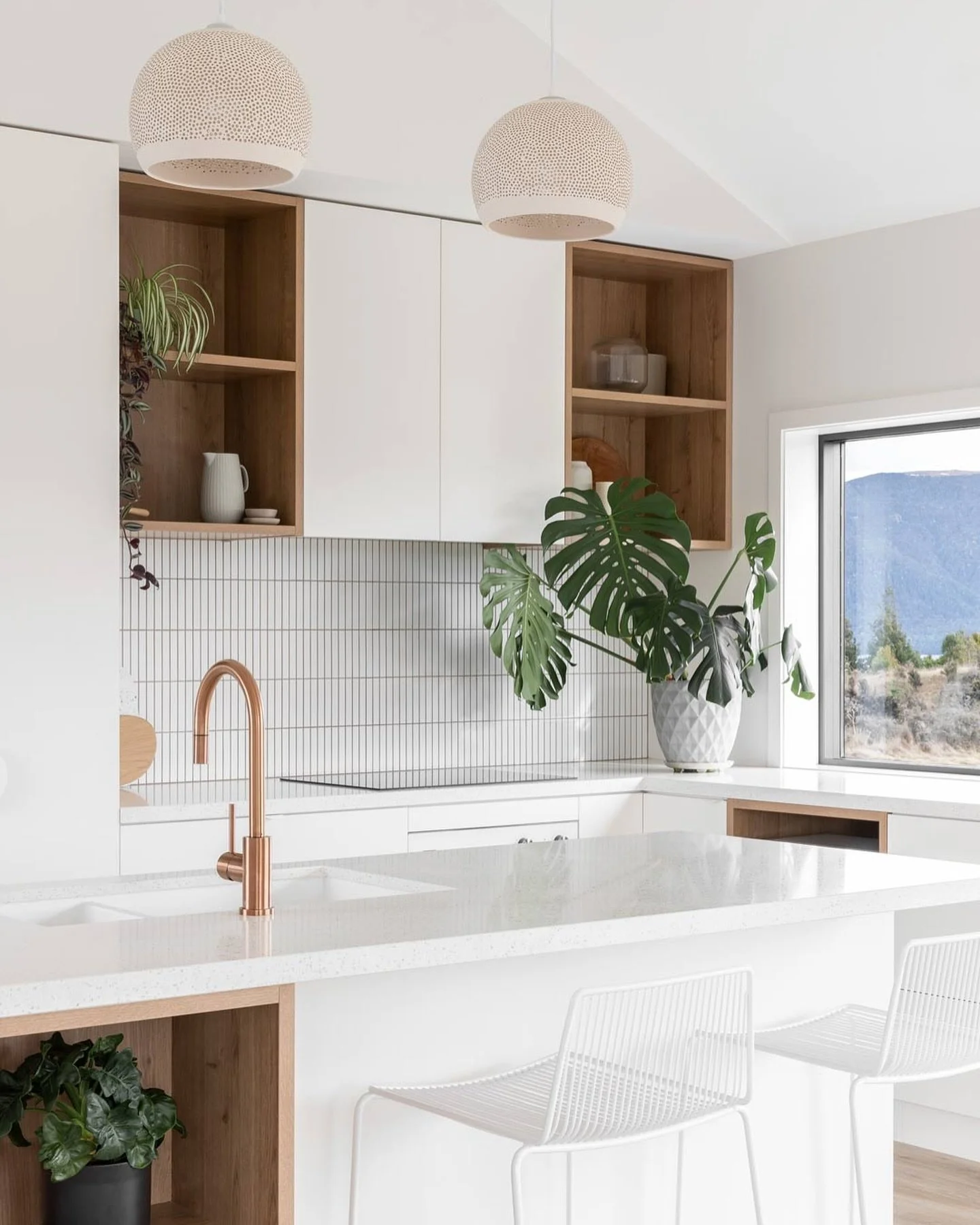 Apart from the stunning panoramic views, ABI Interiors products are the highlight of The Beech House, a stunning Airbnb escape in Te Anau. From the brushed copper Elysian Mixer and Davis Door Handles, to the brushed brass Floor Standing bath filler, 