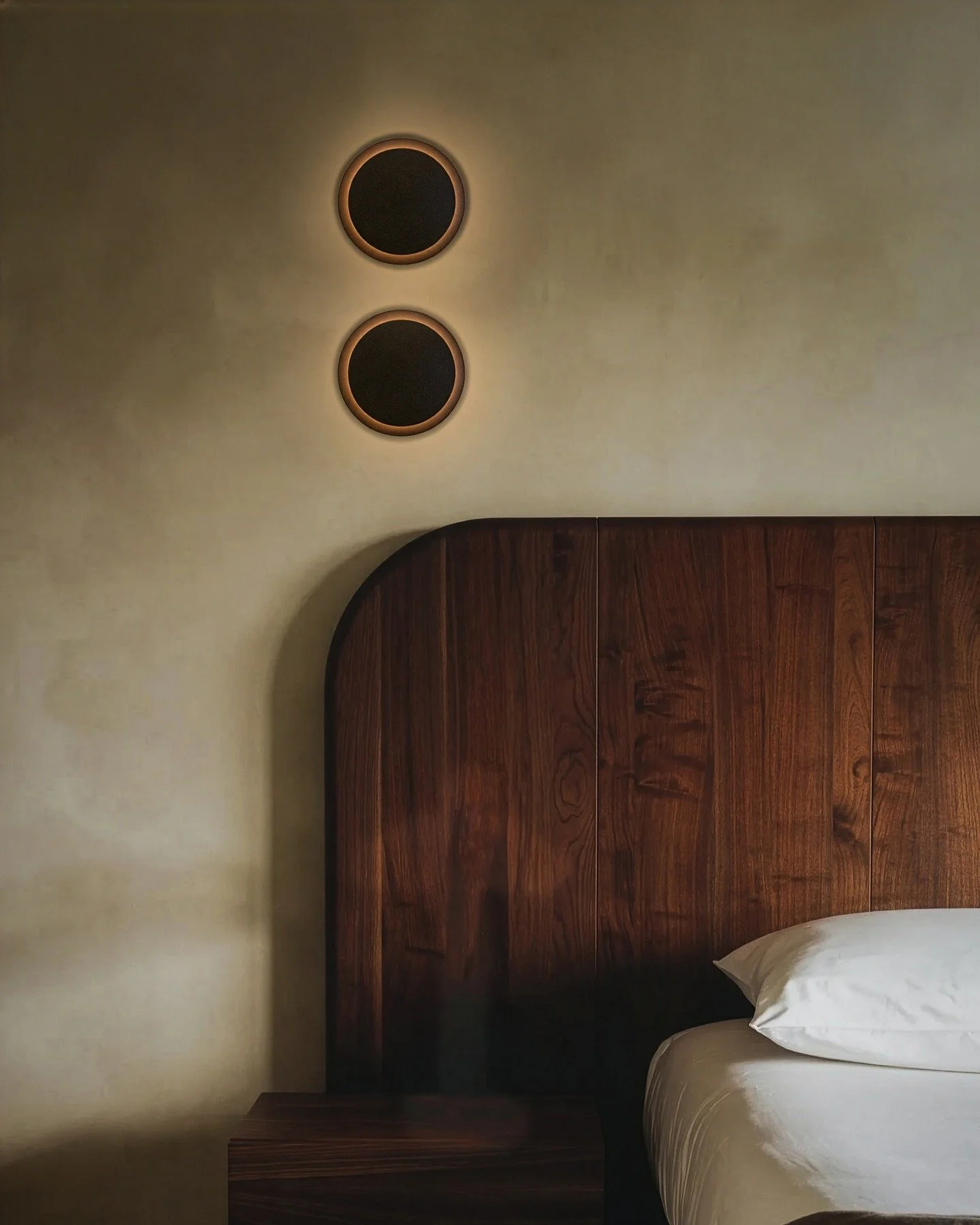 Powersurge introduces the Luna Wall Light, a quietly sculptural lighting piece inspired by the timeless silhouette of a lunar eclipse. Composed of two solid brass discs, Luna diffuses light while casting a soft halo that gently illuminates surroundin