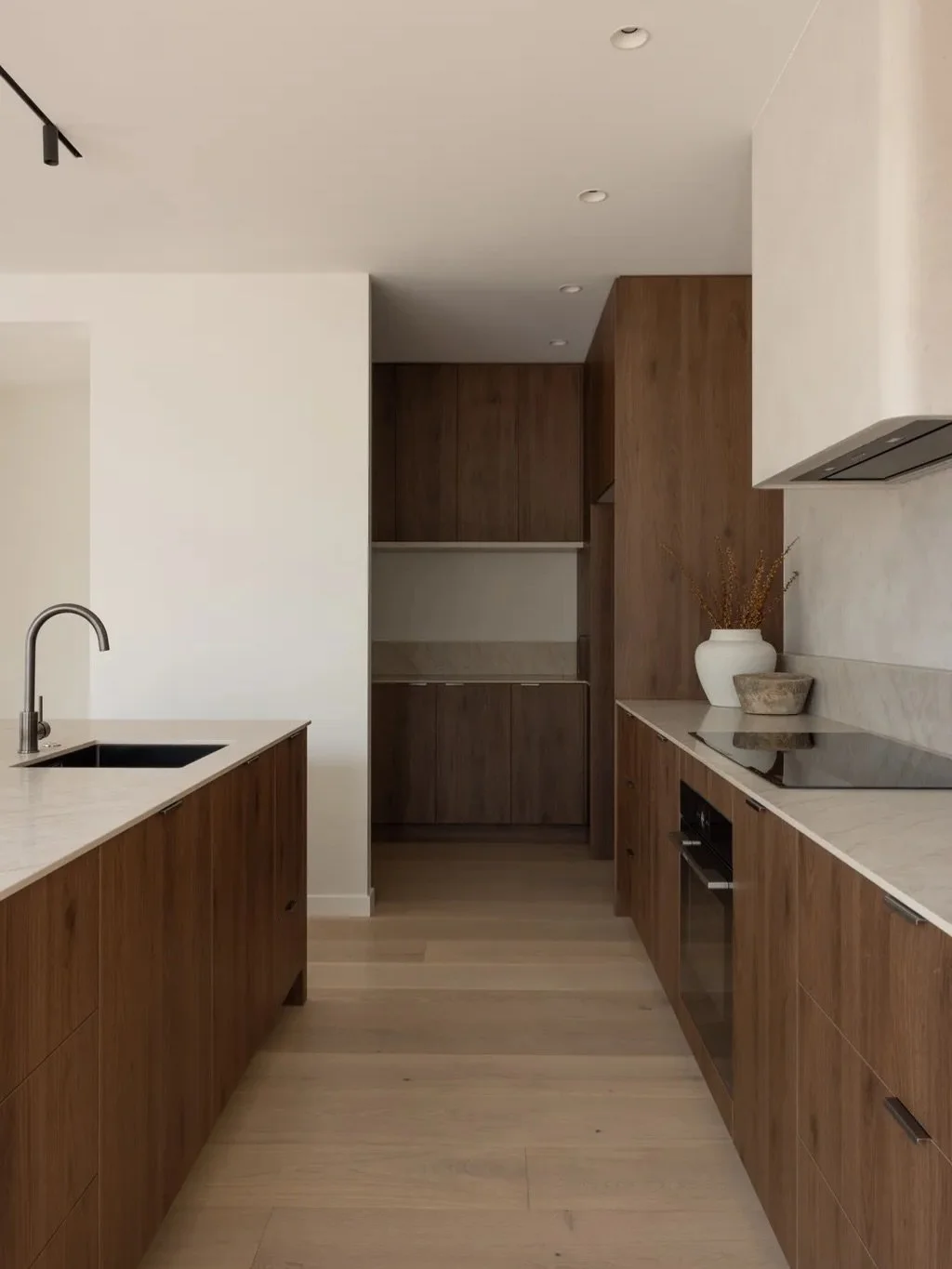 Soft, light-filled, and quietly confident, the beautiful Watford project by Mooi Design showcases how @marchandluxuryoak Blanc Oak flooring can completely shape the feeling of a home. It brings warmth, texture, and calm without overwhelming the archi