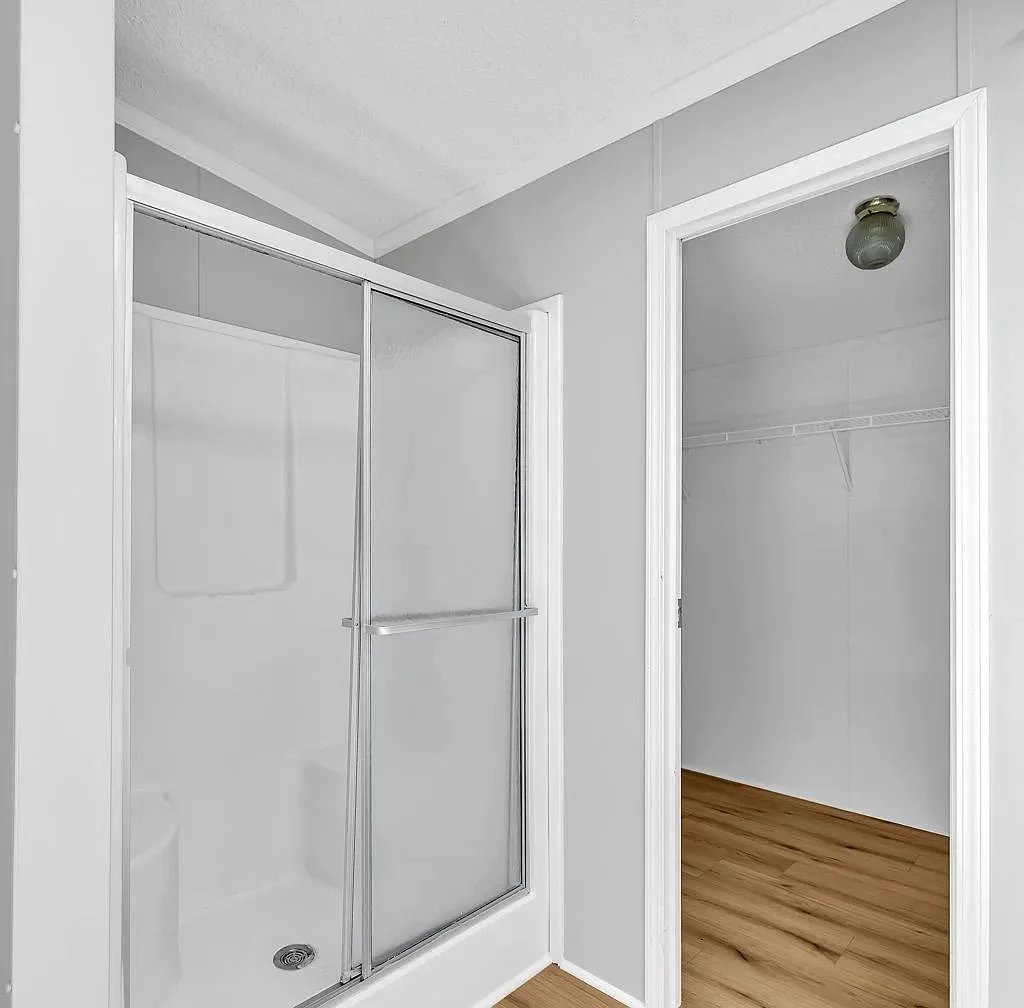 Sliding Door Shower (Muench).JPEG