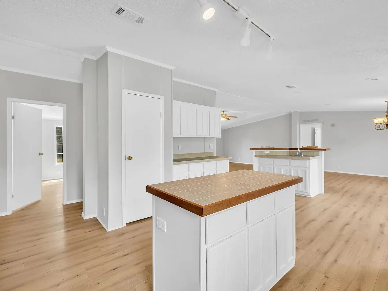 Kitchen 2 (Muench).JPEG