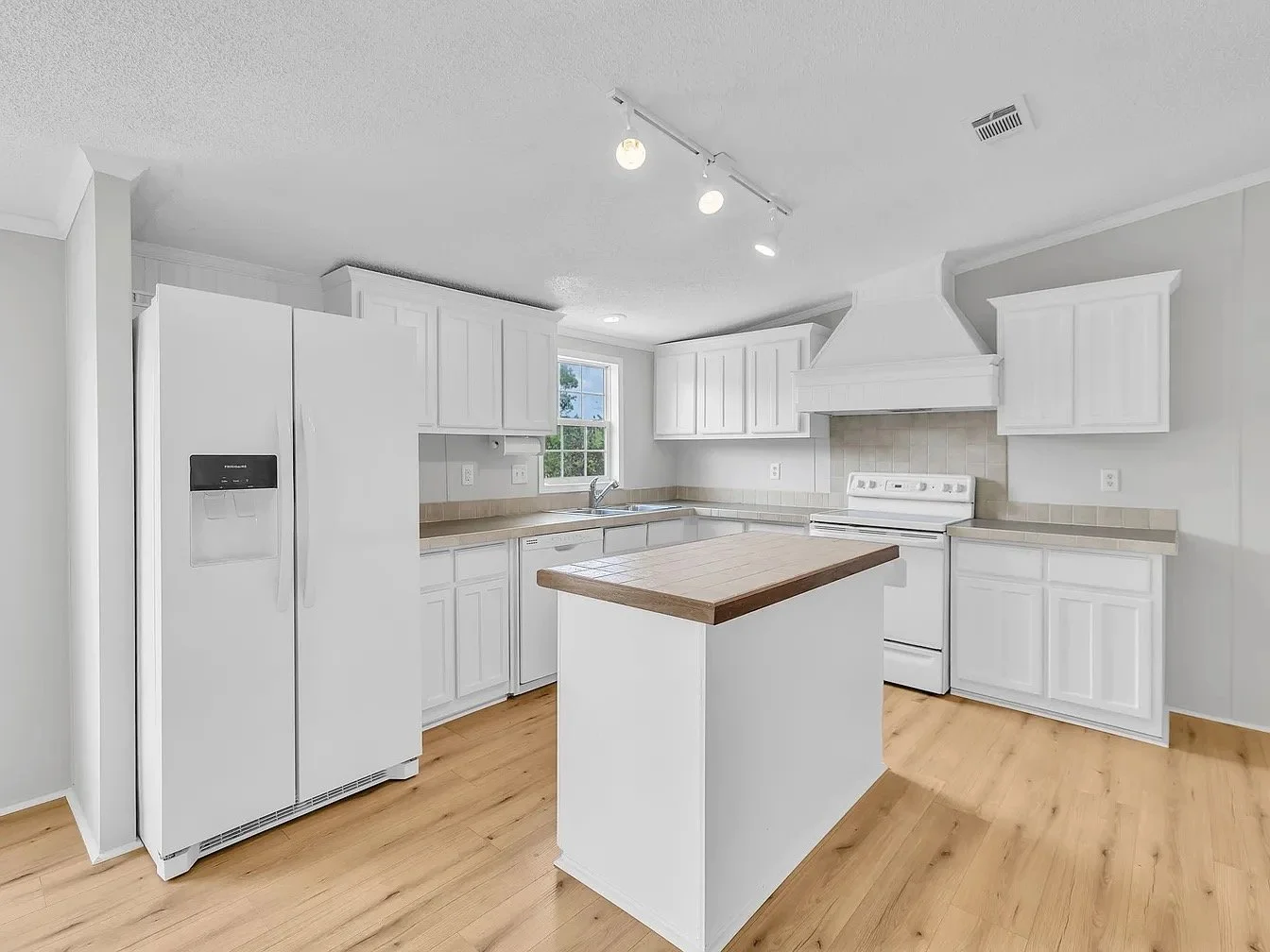 Kitchen 3 (Muench).JPEG