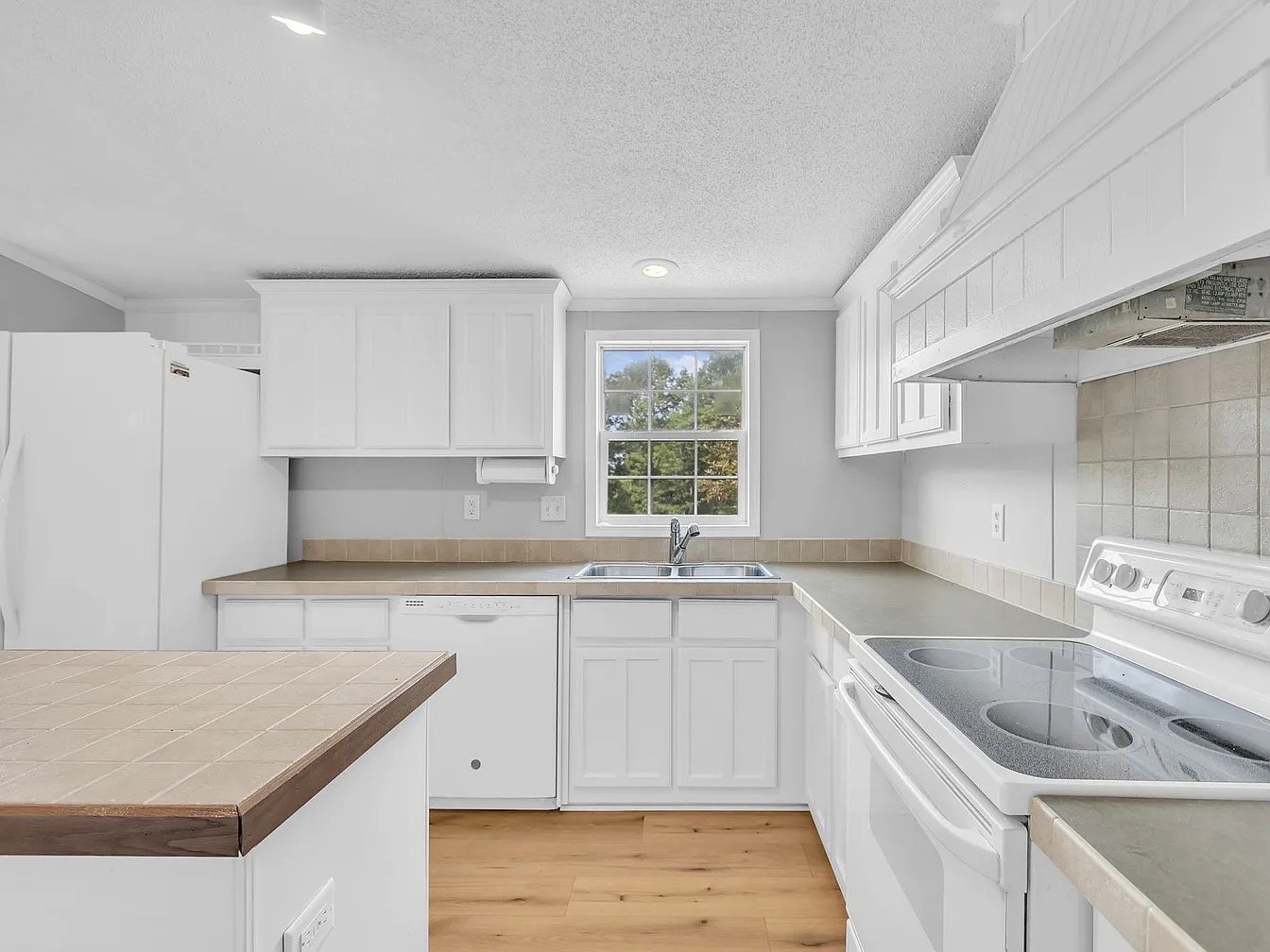 Kitchen (Muench).JPEG