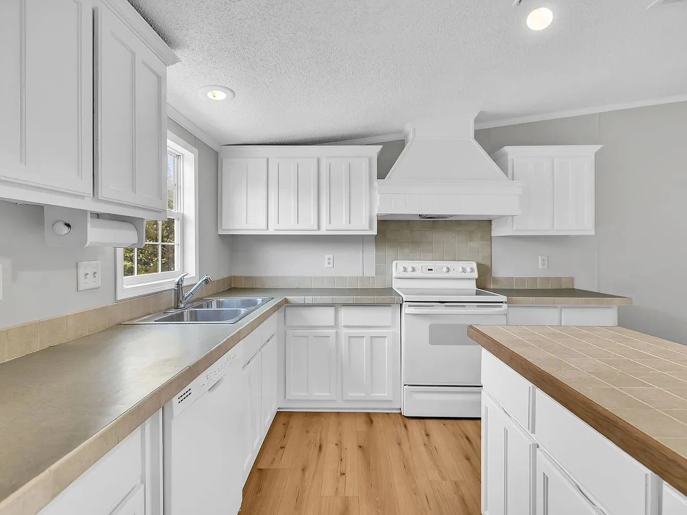 Kitchen 5 (Muench).JPEG