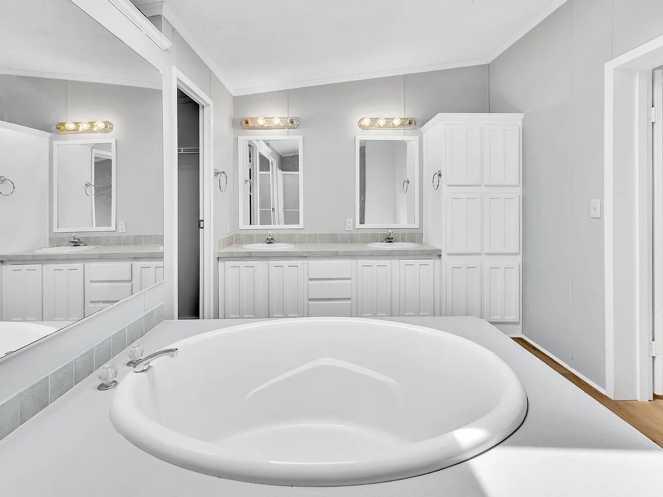 Bathtub & Vanity (Muench).JPEG