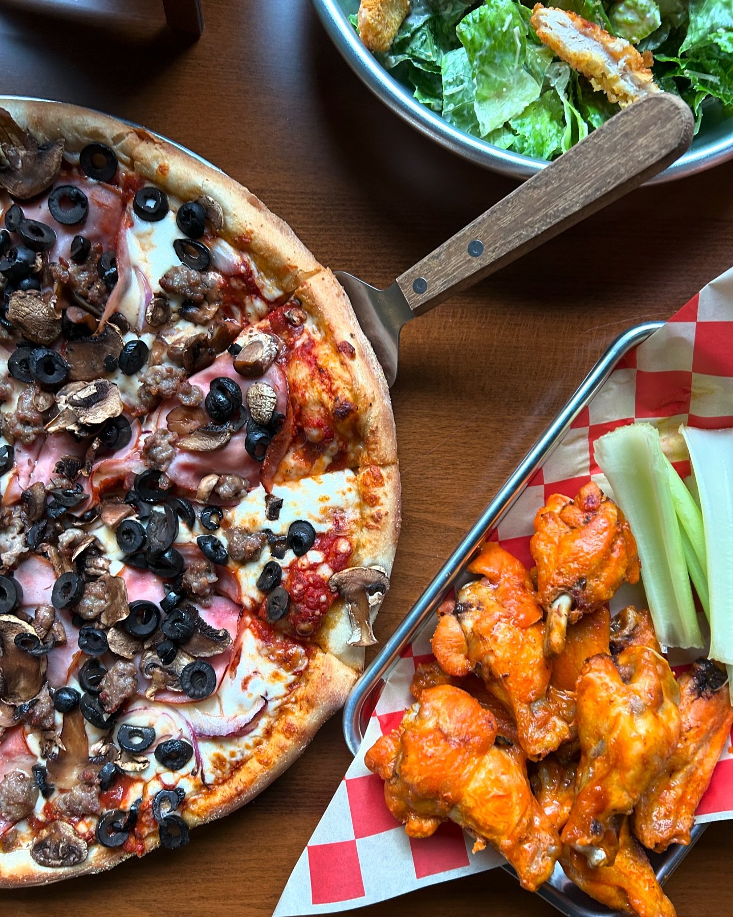 Monday blues? Not with the Brewmaster and our crispy hot wings. Just add a cold BCP Ale 🍺🍕🍗