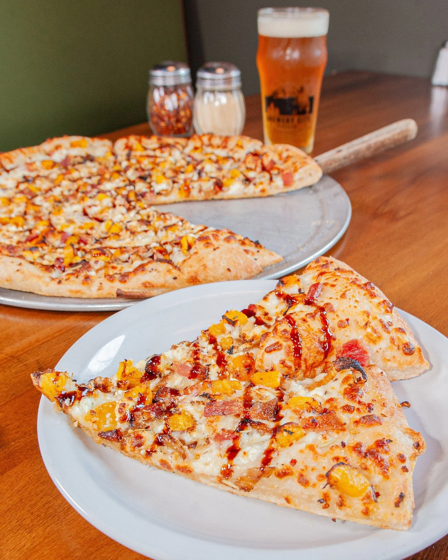🍂 If fall was a pizza, it would be The Harvester! 🍂⁠
⁠
Olive oil base, roasted butternut squash, applewood smoked bacon, caramelized onions, mozzarella, garlic, rosemary, goat cheese, red pepper flakes and a balsamic reduction finish. Cozy up to th