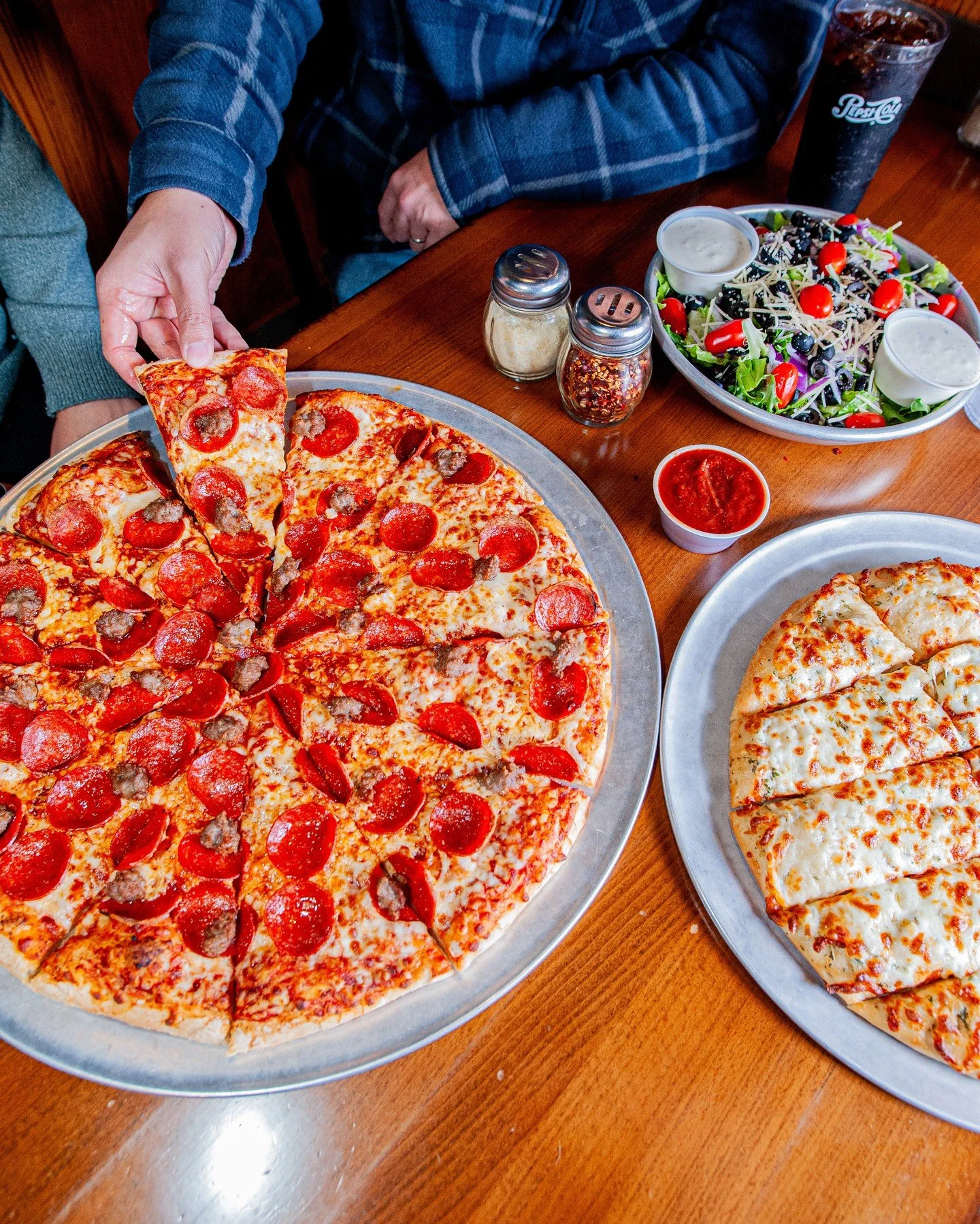 🍕 Giant 2-Topping Pizza⁠
🧀 Cheesy Garlic Bread⁠
🥗 Large House Salad⁠
🥤 2 Liter Soda⁠
⁠
Feed the family for $47 - dining in or taking out!