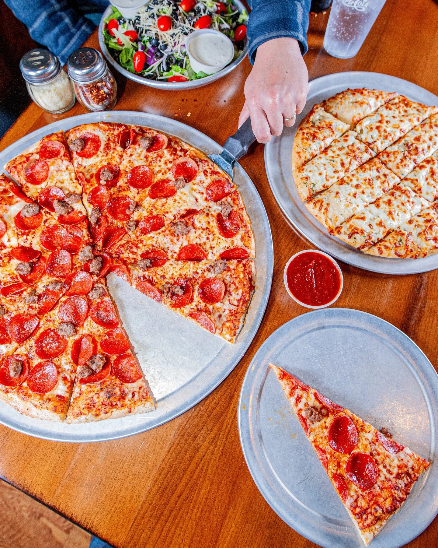 Let us help you make the best of this spring chill with some rainy day pizza! 🌧️✨️🍕