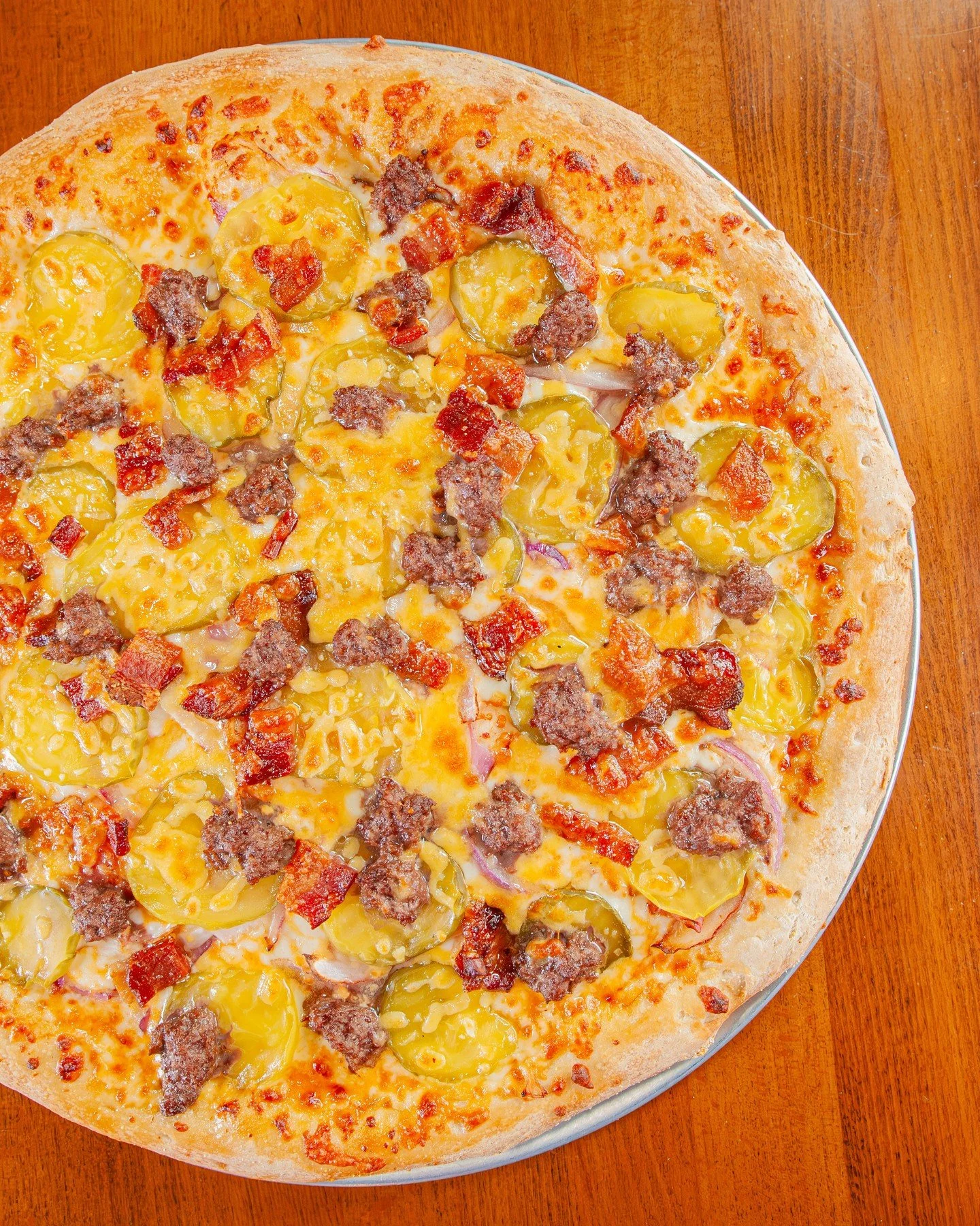 Cheeseburger but make it pizza!! This one is just so crazy it works.⁠
⁠
The Bacon Big Mock Cheeseburger is Thousand Island dressing base topped with mozzarella, red onion, pickle, chopped bacon, ground beef, and cheddar 🍔🪄🍕⁠
⁠
When you dine in and