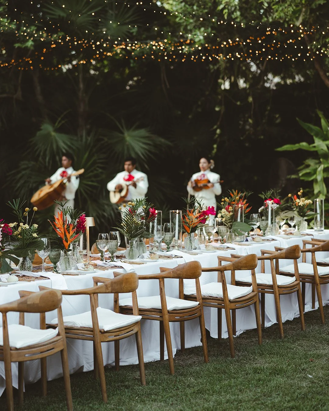 A blend of timeless elegance and tropical flair 🌴✨
Reminiscence of Tatiana &amp; Edward's special day 🫶

@tatianalarese @barrassoed14 
@secretsakumalresort 
@canteiroweddings 
@danniel_wp 

#tulumphotographer #weddinginspo #documentary #vogueweddin