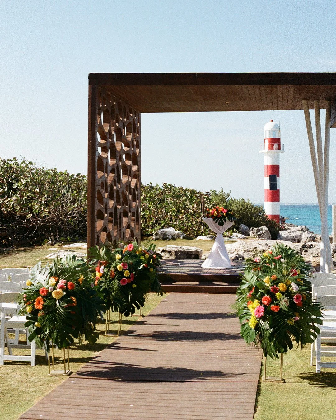 Digital &amp; Film Details 🎞
Ellie &amp; Gryska - Cancun, 2025

@hyattzivacancun 
@luisadiazweddings 
@dezibelevents 
@stylingtrio 

#tulumphotographer #weddinginspo #documentary #vogueweddings #editorialweddings #timeless #destinationwedding #playa