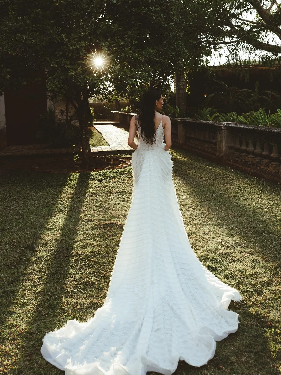 This is NOT a real bride.
This is the concept of what a bride should be.
A bride should feel, move, be present.
A bride who doesn&rsquo;t pose, but rather conveys emotion.

@diegoceronbridal 
@cosmicabeauty 
@privatehaciendas 

Bridal Portraits |  Ed