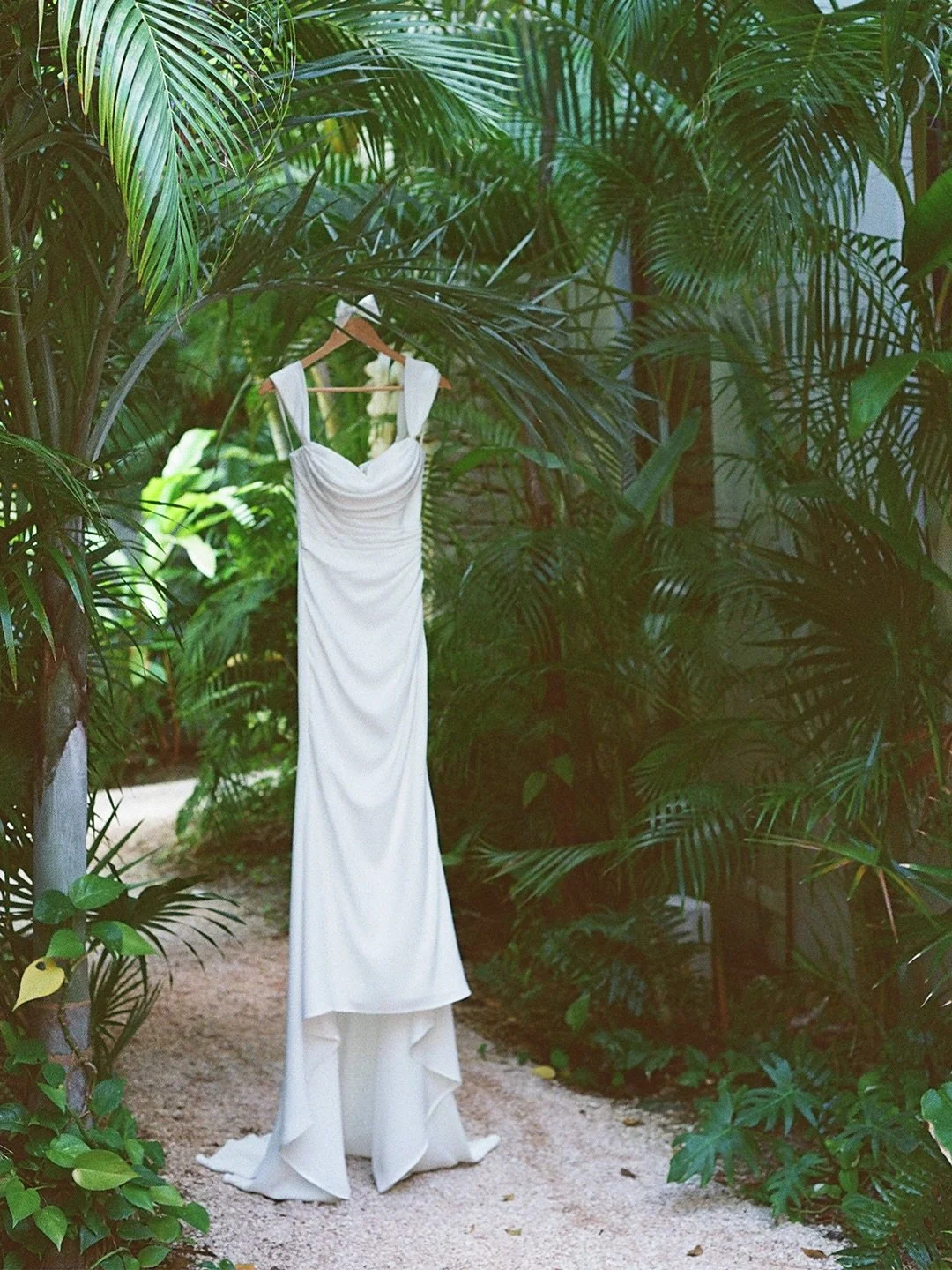 Film for the texture, the depth.
For the  pause ~

La quimica que implica la foto an&aacute;loga permite no solo pintar con luz, sino capturar el ambiente, el aire, la temperatura, el movimiento, el tacto.
Los medios f&iacute;sicos de la imagen guard