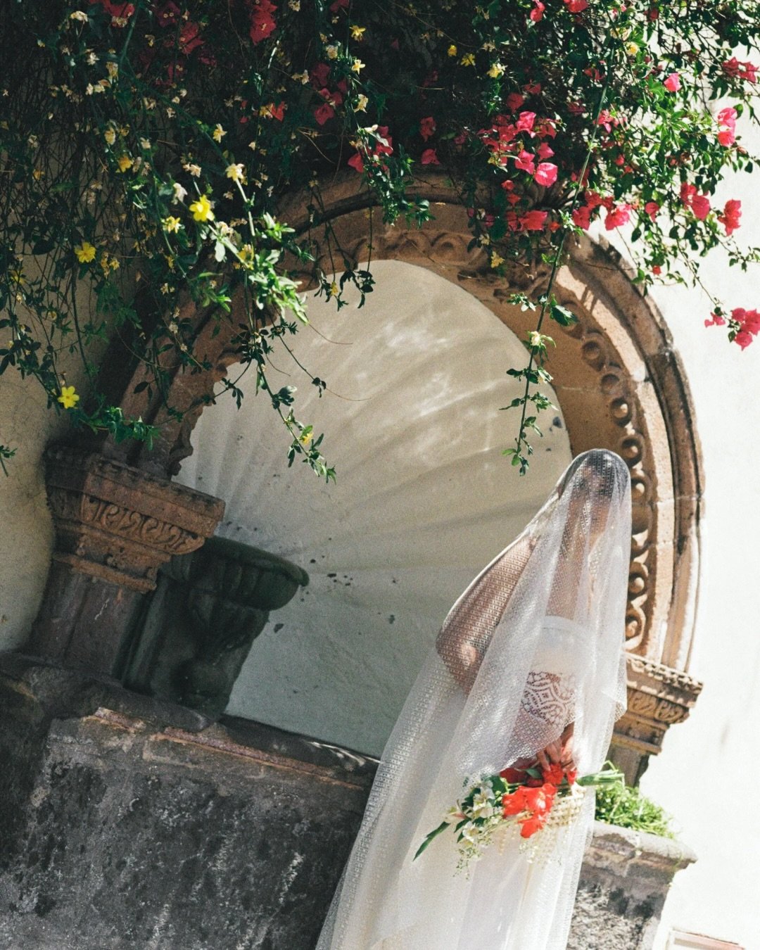 A wedding photoshoot in the streets of San Miguel de Allende 🌹

Shoot entirely on analogue film 🎞️ 

El color siempre ha sido importante para m&iacute;. Las c&aacute;lidas y coloridas calles de esta ciudad fueron la inspiraci&oacute;n para poner ma